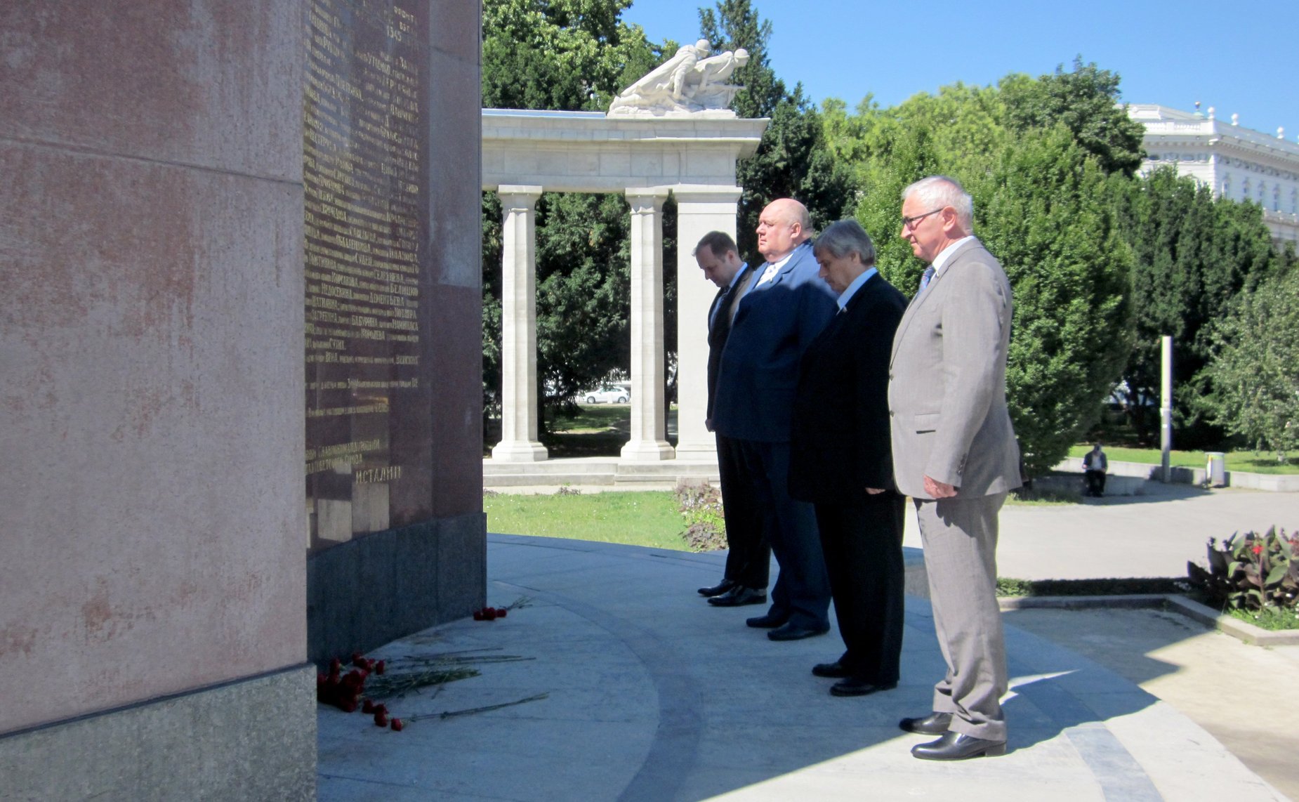 Возложение цветов к монументу воина-освободителя на Шварценбергплатц