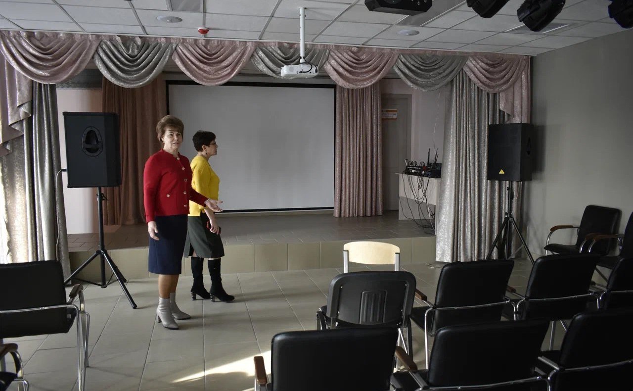 Татьяна Гигель в ходе рабочей командировки по региону побывала в только что сданной под ключ Усть-Коксинской средней школе имени Героя Советского Союза В.И. Харитошкина