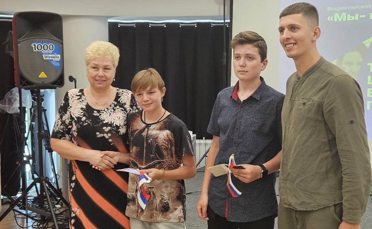 Ольга Бас вручила российские паспорта детям из ЛНР