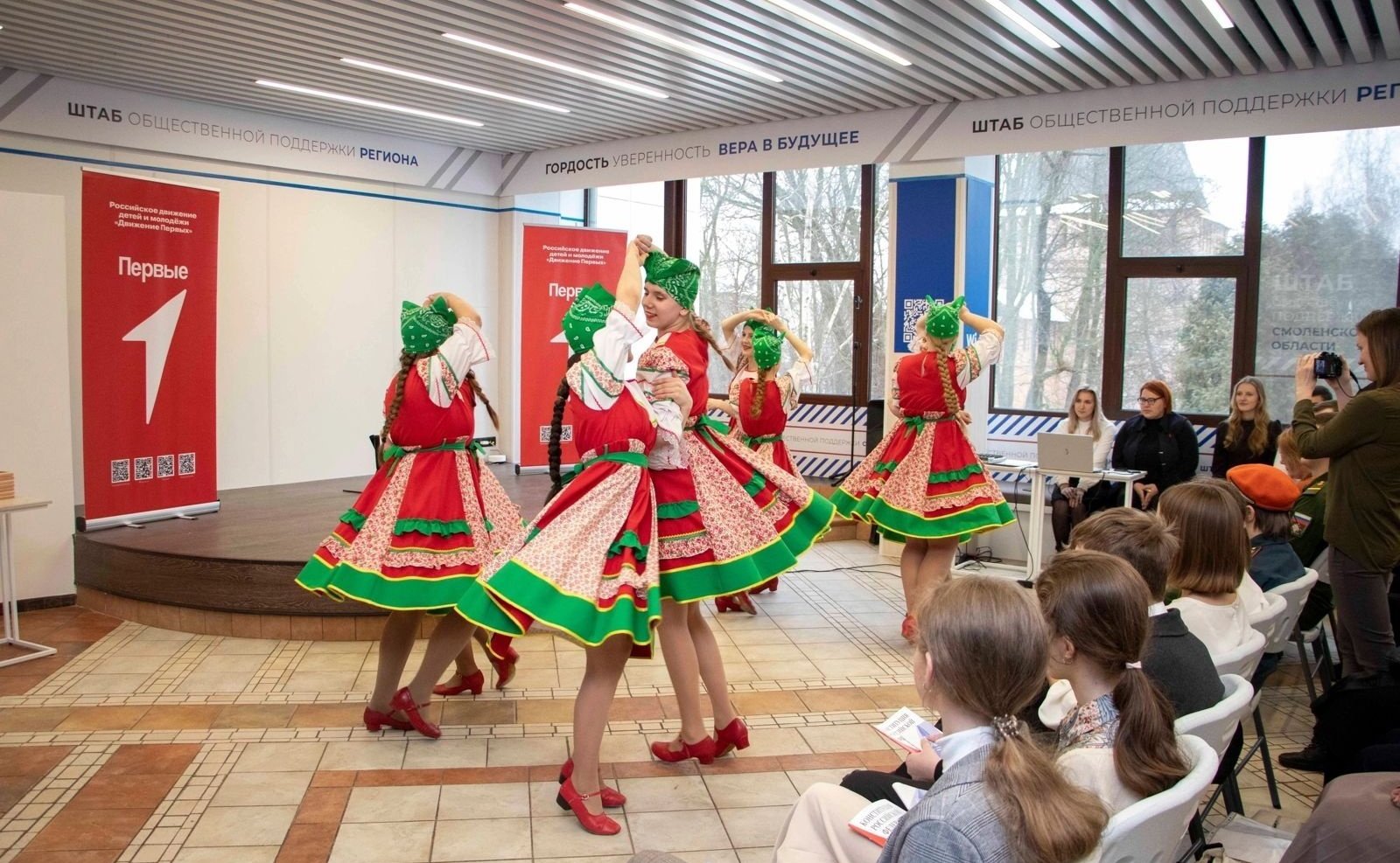 Артем Малащенков вручил паспорта смоленским школьникам из региональной организации «Движение Первых»