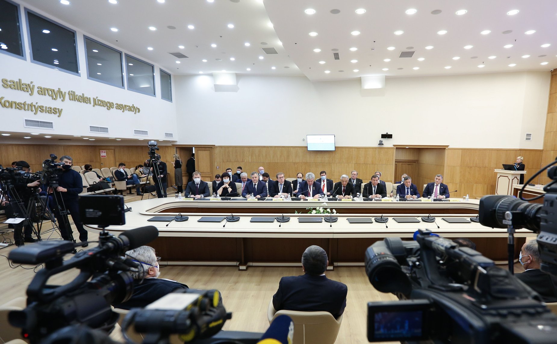 Подведение итогов участия делегации Совета Федерации во главе с председателем Комитета СФ по обороне и безопасности Виктором Бондаревым в наблюдении за проведением выборов депутатов Мажилиса Парламента Республики Казахстан