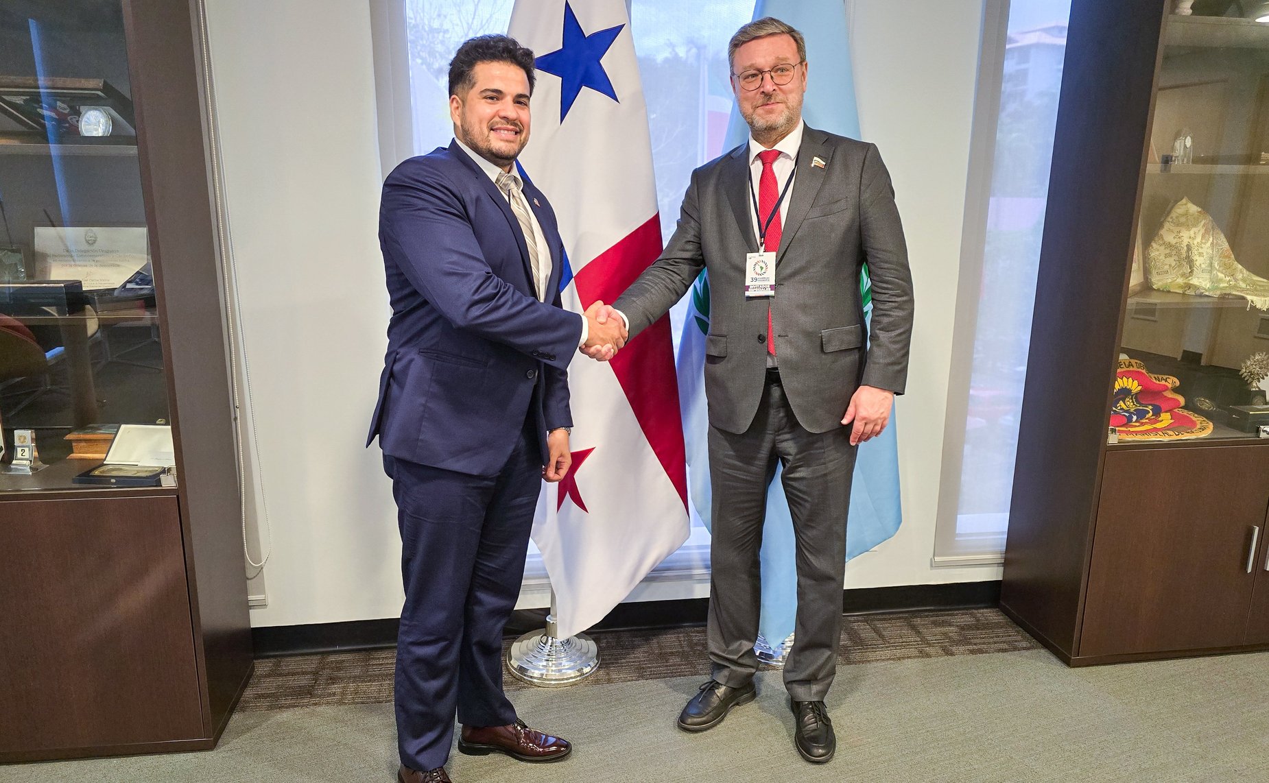 Константин Косачев и заместитель Председателя ПАРЛАТИНО, председатель Постоянной комиссии Палаты депутатов по экономическим и финансовым вопросам Национального Конгресса Республики Парагвай Карлос Нуньес Салинас провели встречу «на полях» Ассамблеи