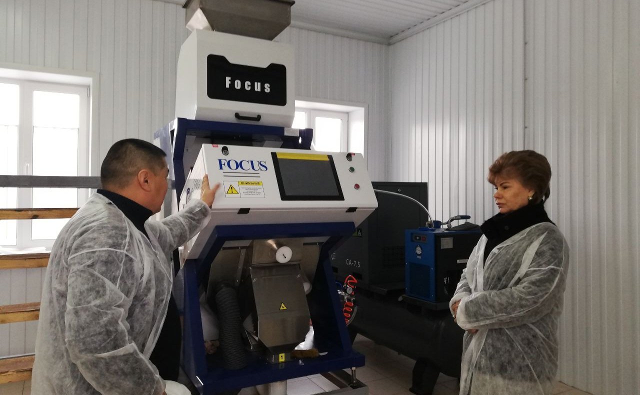 Татьяна Гигель в ходе рабочей командировки по региону посетила открывшийся в Горно-Алтайске в конце ушедшего года цех по переработке кедрового ореха, а также производству пищевых ферментов и биологически активных добавок