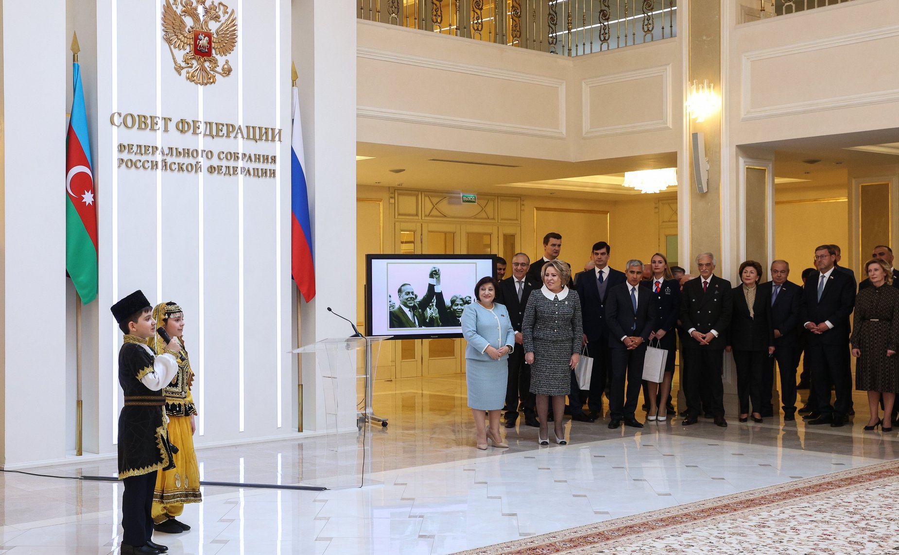 Валентина Матвиенко и Председатель Милли Меджлиса Азербайджанской Республики Сагиба Гафарова открыли в верхней палате российского парламента фотовыставку «В России часть моей души…», посвященную 100-летию со дня рождения Гейдара Алиева