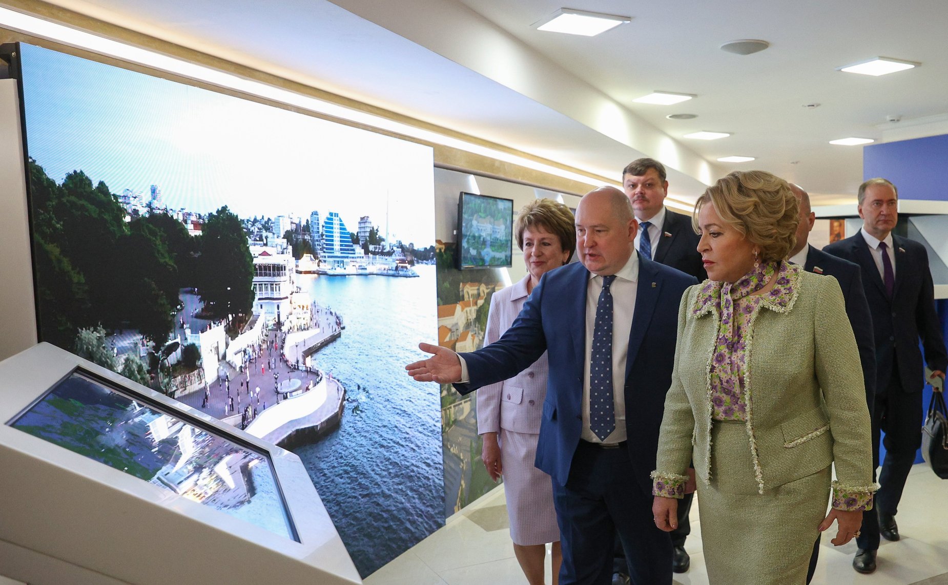 Валентина Матвиенко и Михаил Развожаев осмотрели выставку в Совете Федерации, посвященную легендарной истории и современному развитию города Севастополя