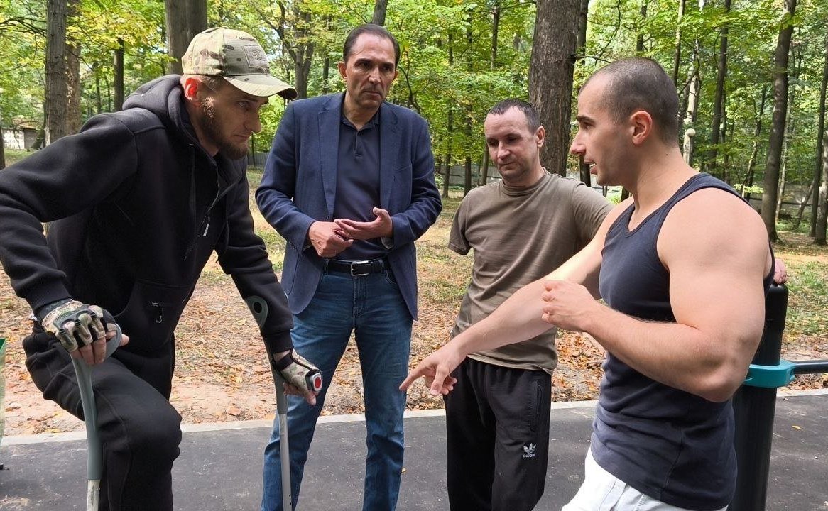 Андрей Хапочкин выступил инициатором проекта создания инклюзивной спортивной площадки для раненых бойцов, проходящих лечение в госпитале им. Н. Н. Бурденко