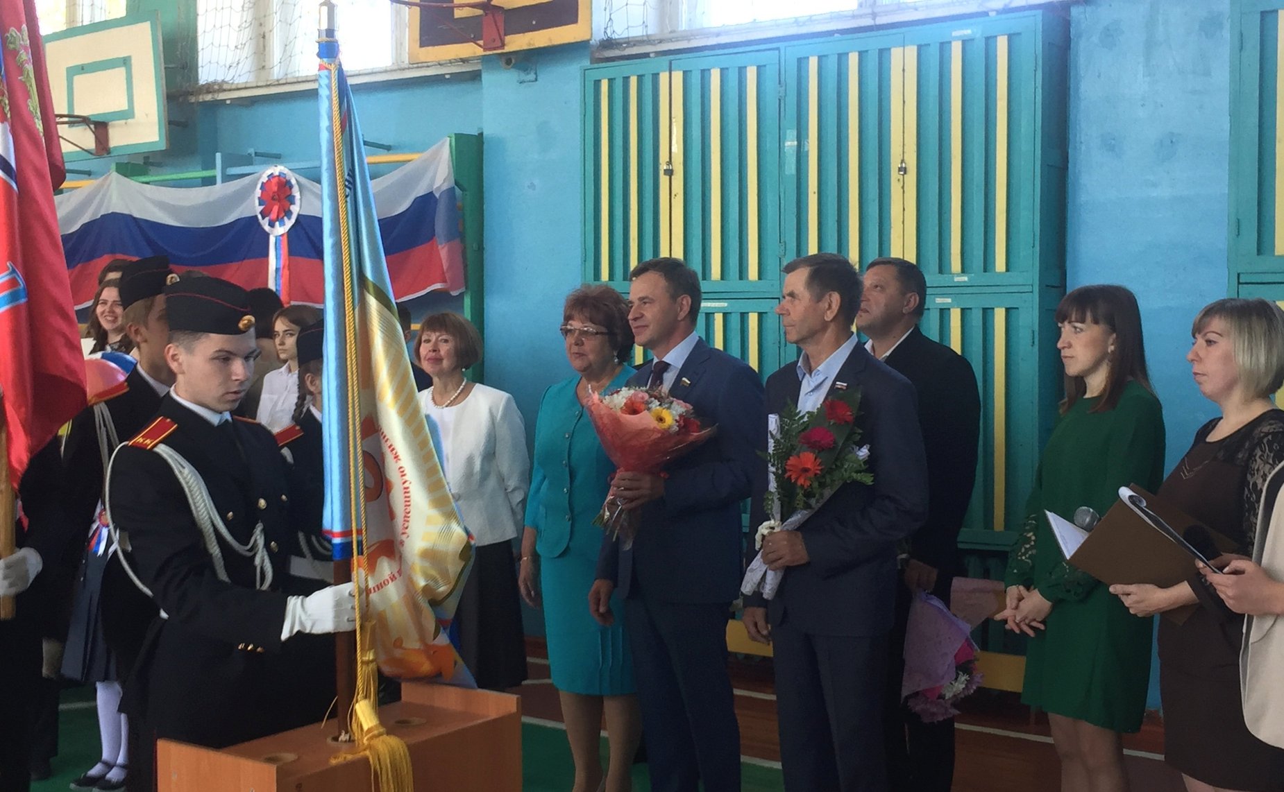 Виктор Новожилов принял участие в торжественной линейке в средней школе №90 п. Кулой Вельского района