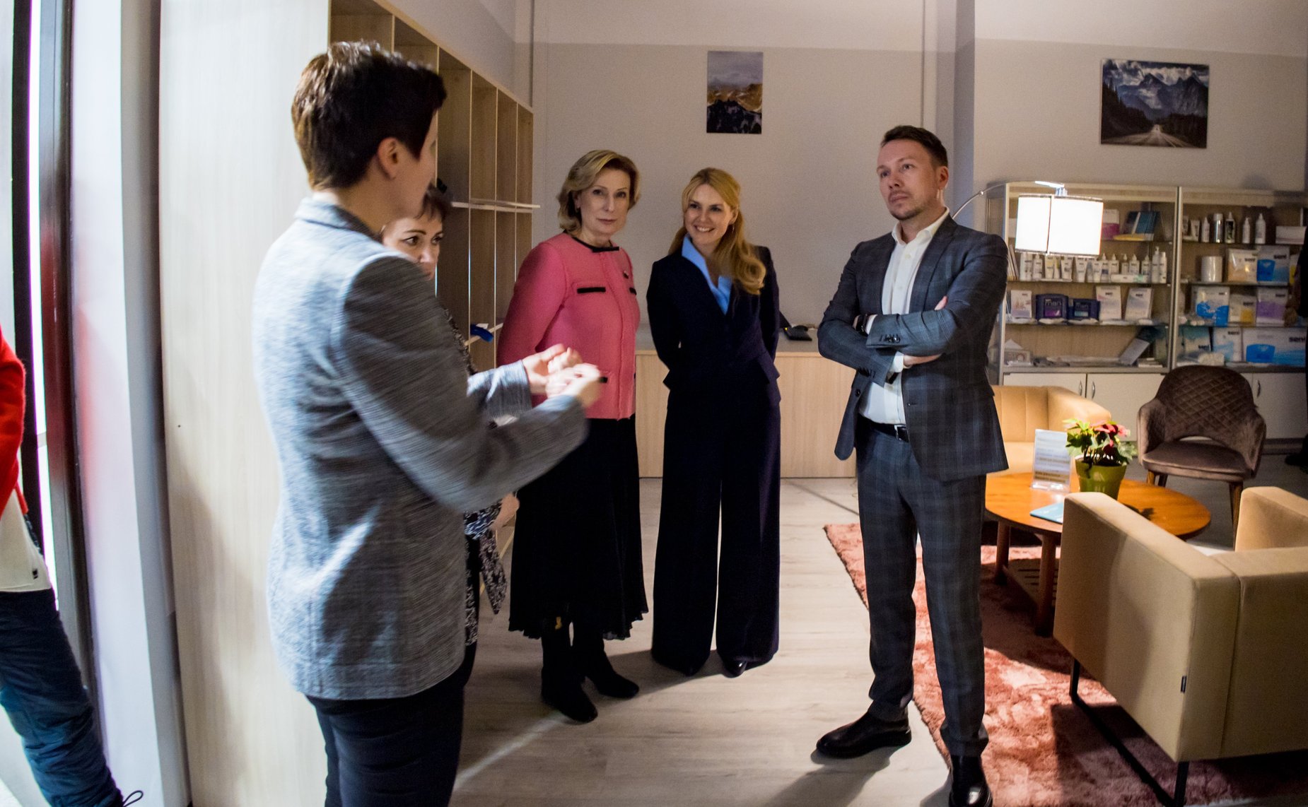 Сенаторы посетили московский Единый центр поддержки участников СВО и их семей