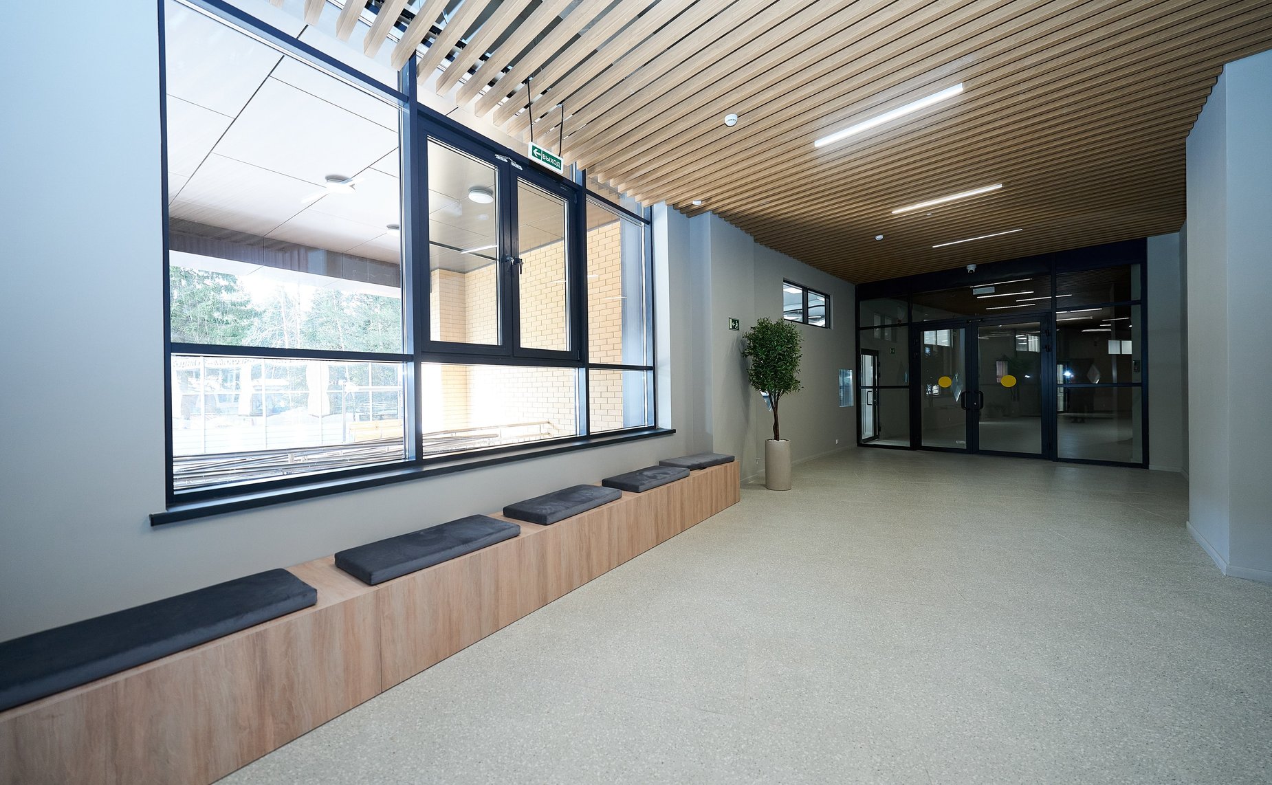 Первый заместитель Председателя СФ Владимир Якушев посетил новый корпус Югорского физико-математического IT-лицея в столице ХМАО Югре