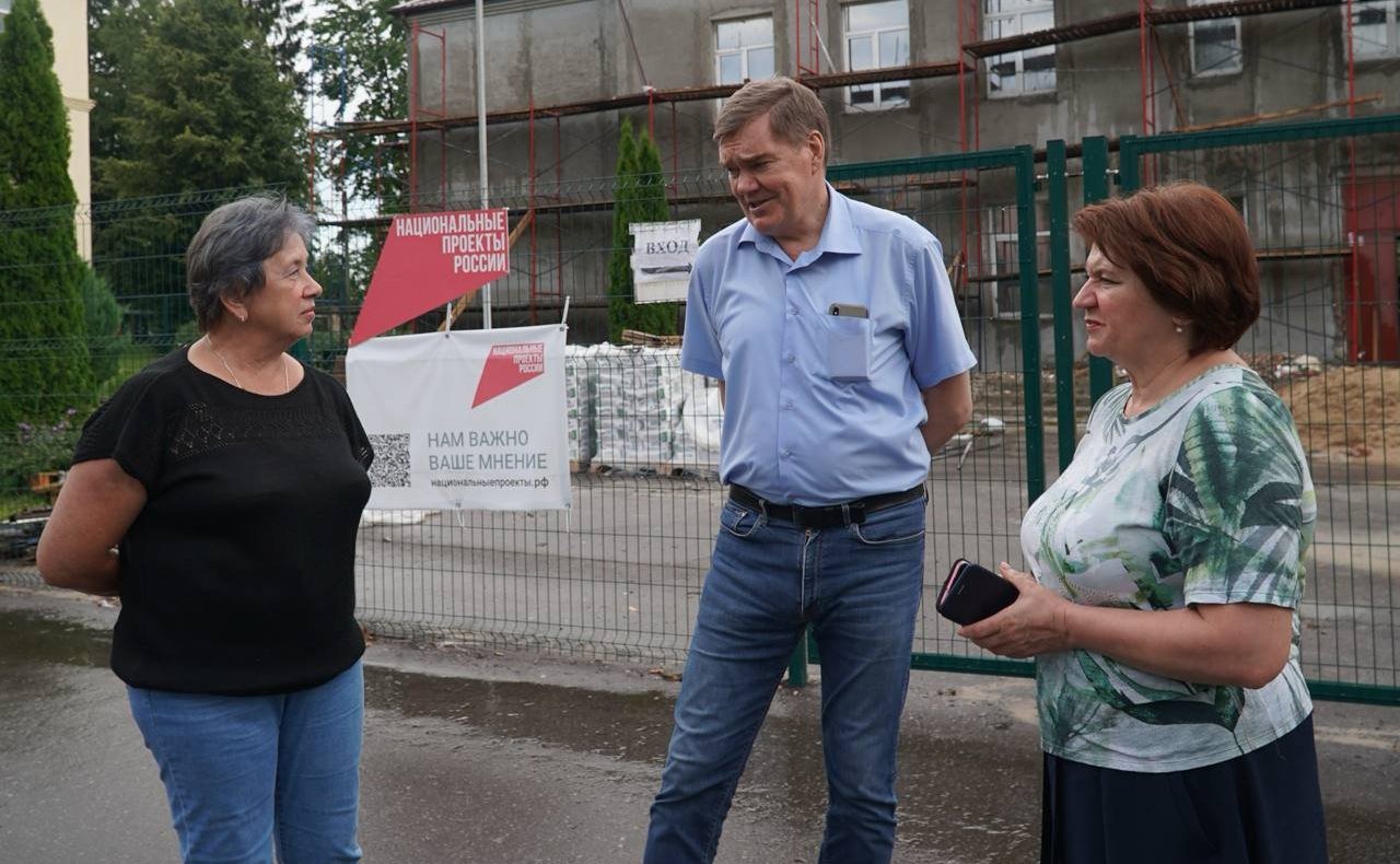 Александр Савин в рамках поездки в регион посетил город Сухиничи. Сенатор осмотрел ход капитального ремонта в Середейской школе и детском саду №162