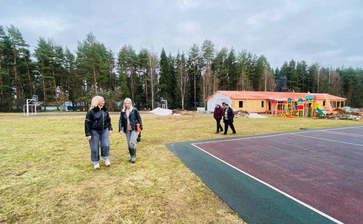 Наталия Косихина и Александр Русаков в ходе поездки в регион проверили ход строительства быстровозводимых корпусов и благоустройства территории в детском оздоровительно-образовательном центре имени А. Матросова