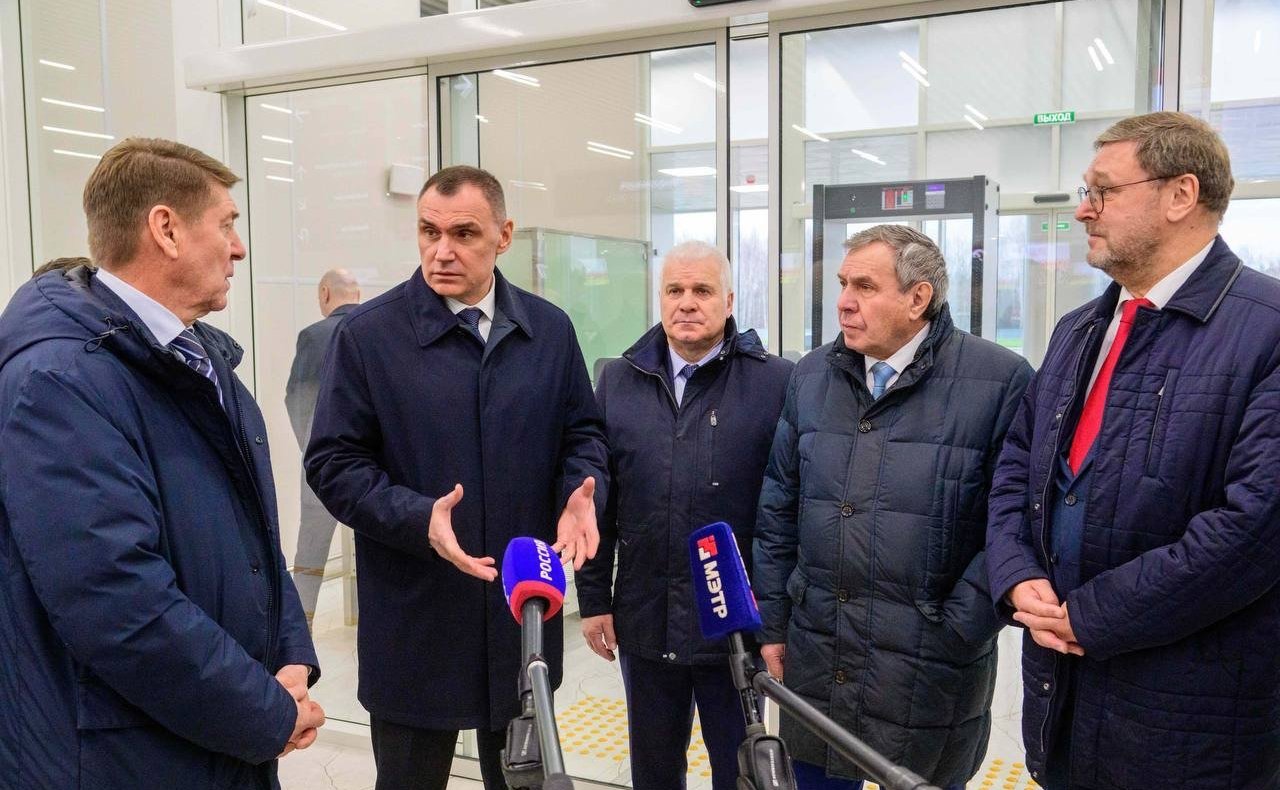 В рамках рабочей поездки сенаторы РФ совместно с главой Республики Марий Эл Юрием Зайцевым посетили в Йошкар-Оле аэропортовый комплекс города, универсальный крытый легкоатлетический манеж «Арена Марий Эл», учебный корпус Училища Олимпийского резерва
