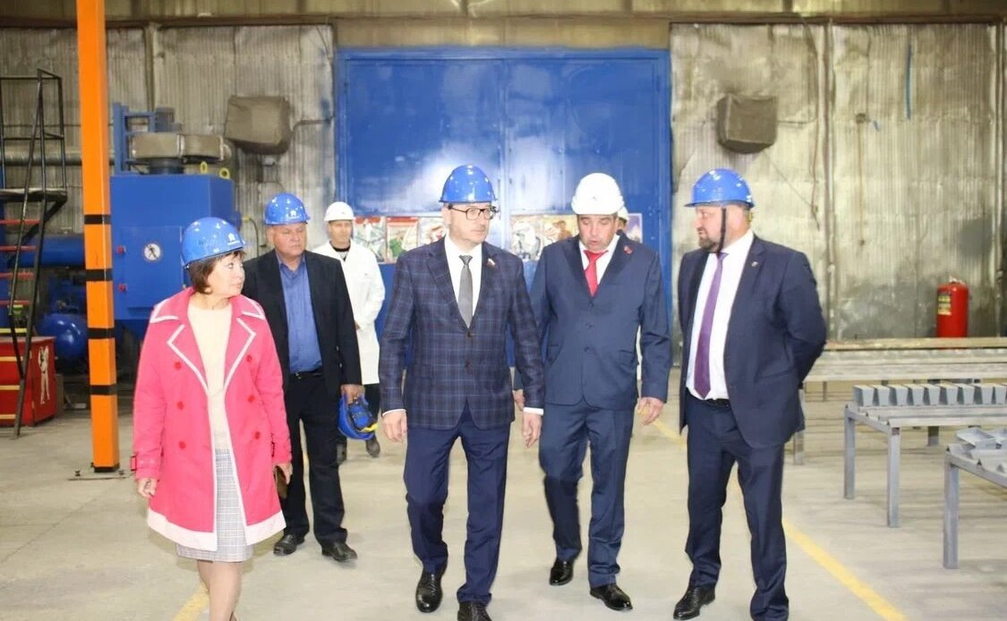 Олег Цепкин в ходе поездки в регион проинспектировал работу двух промышленных предприятий Сосновского района