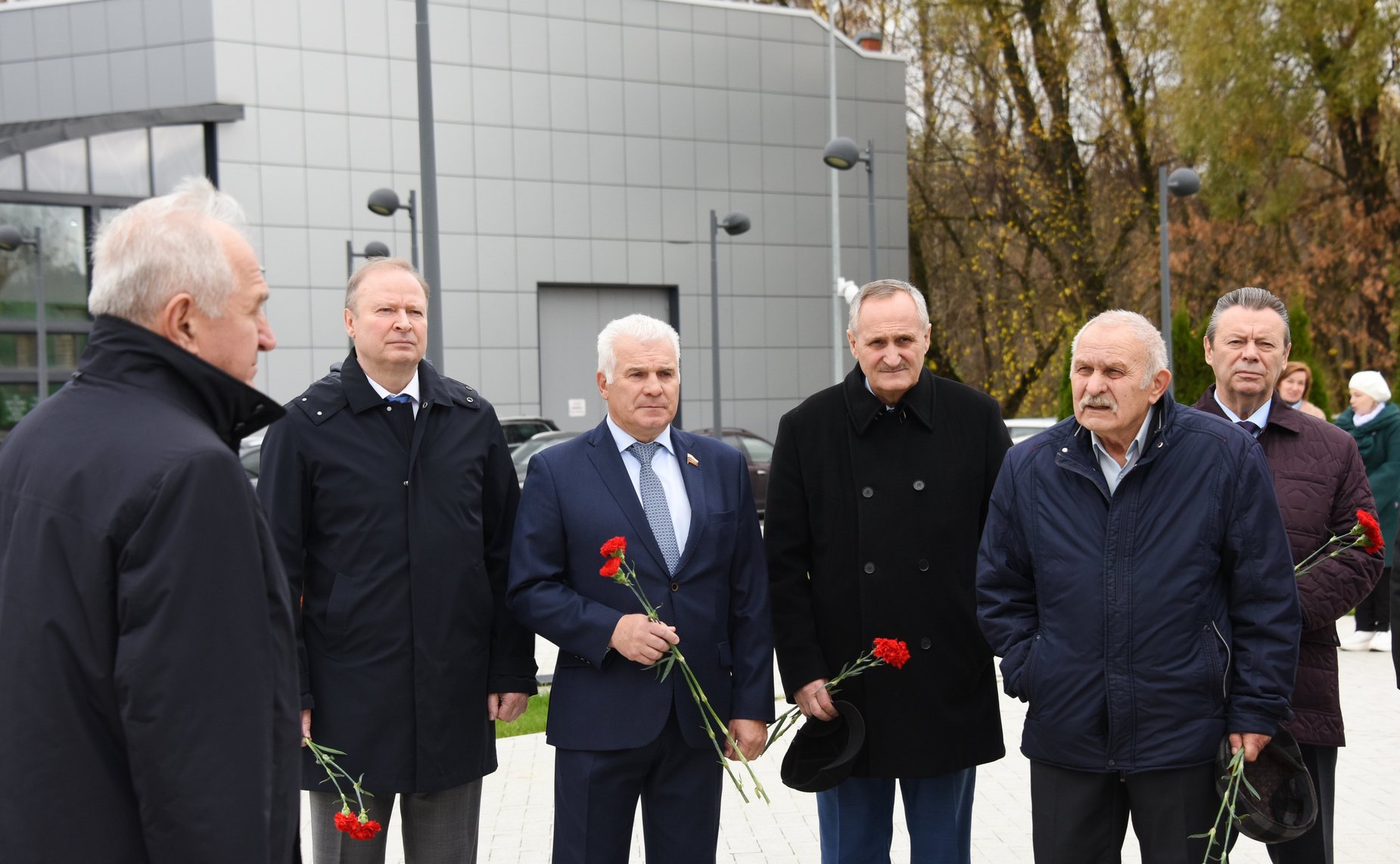 Сенаторы возложили цветы к памятнику испытателям отечественного ядерного оружия