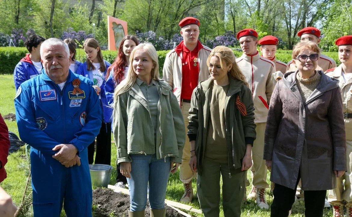 Дарья Лантратова приняла участие в патриотической акции «Сад Памяти», поздравила фронтовика и передала билет на Парад Победы ветерану-блокаднице