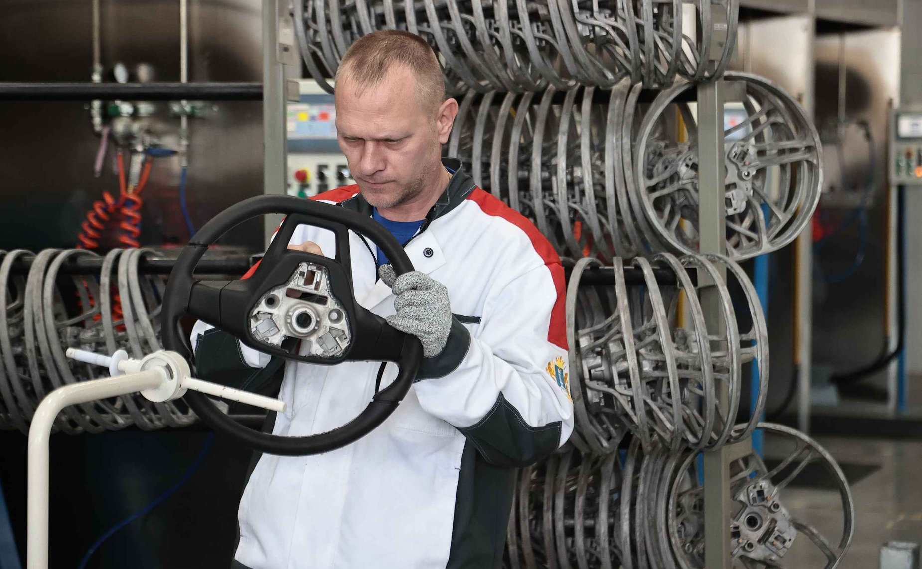 В ходе поездки сенаторам презентовали новую модель автомобиля, который разработан на Ульяновском автомобильном заводе