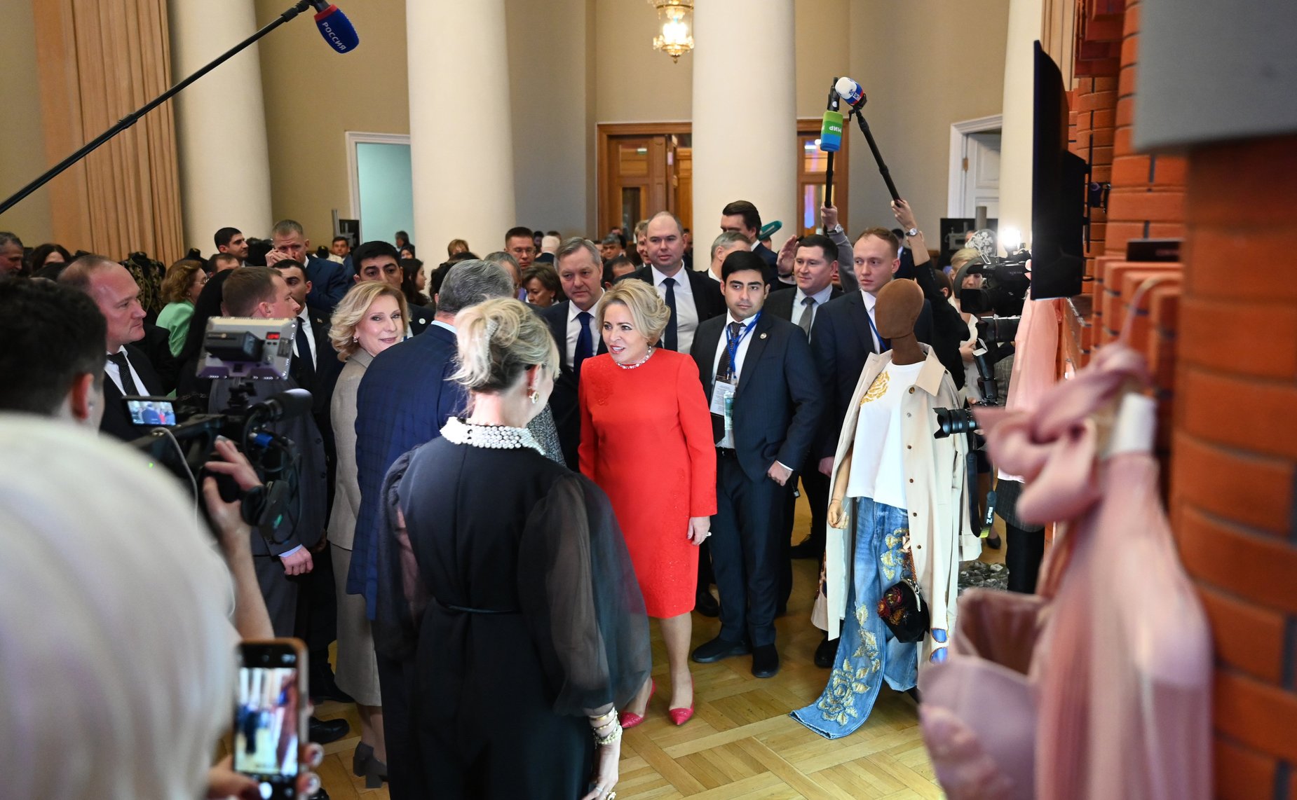 Валентина Матвиенко посетила выставку достижений дизайнеров и производителей в рамках III международного форума «Содружество моды»