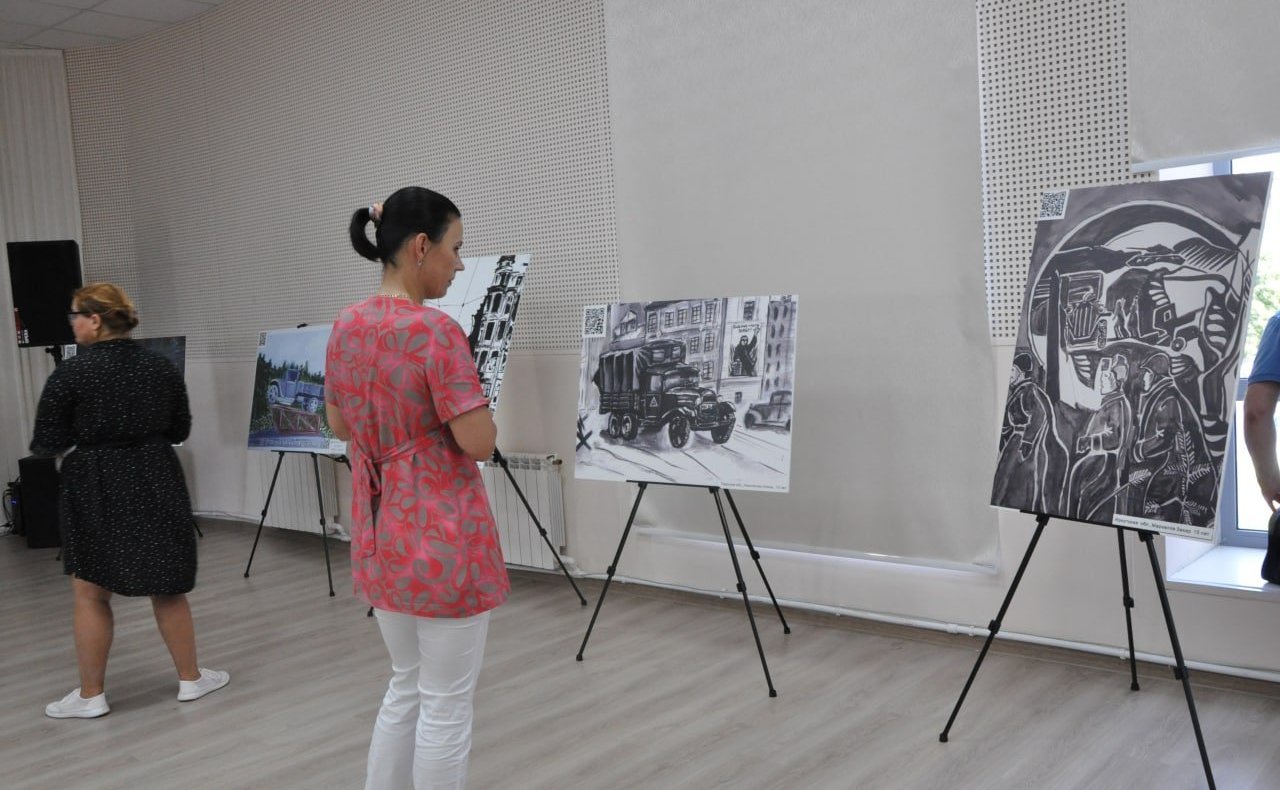 Елена Писарева в ходе поездки в регион приняла участие в открытии выставки детского рисунка, посвящённой «Дороге жизни»