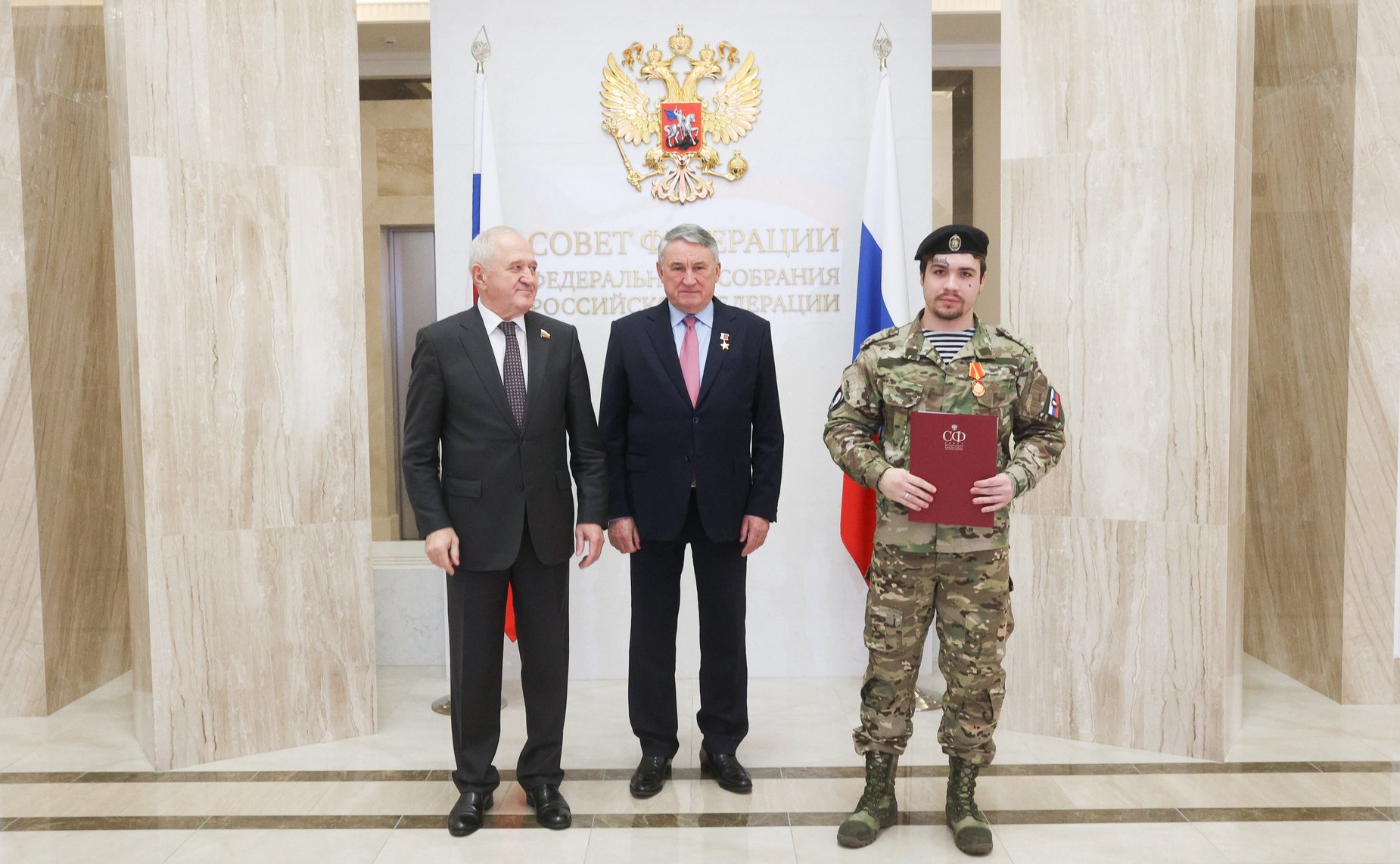 Торжественное награждение военнослужащих в рамках проведения открытия патриотической выставки фотографий военнослужащих Отдельной диверсионной штурмовой бригады «Ветераны»