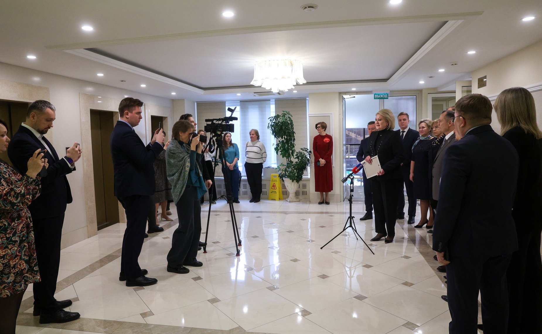 Торжественное открытие в Совете Федерации персональной выставки художника-живописца И. Лысенкова «Матушка Рязань»