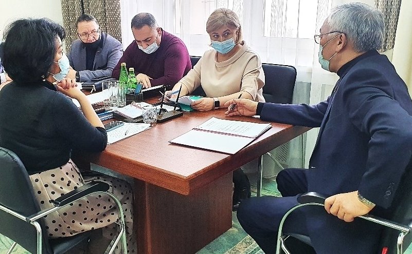 Баир Жамсуев провел совещание в правительстве края, на котором обсуждалась реконструкция здания Забайкальского краевого драматического театра