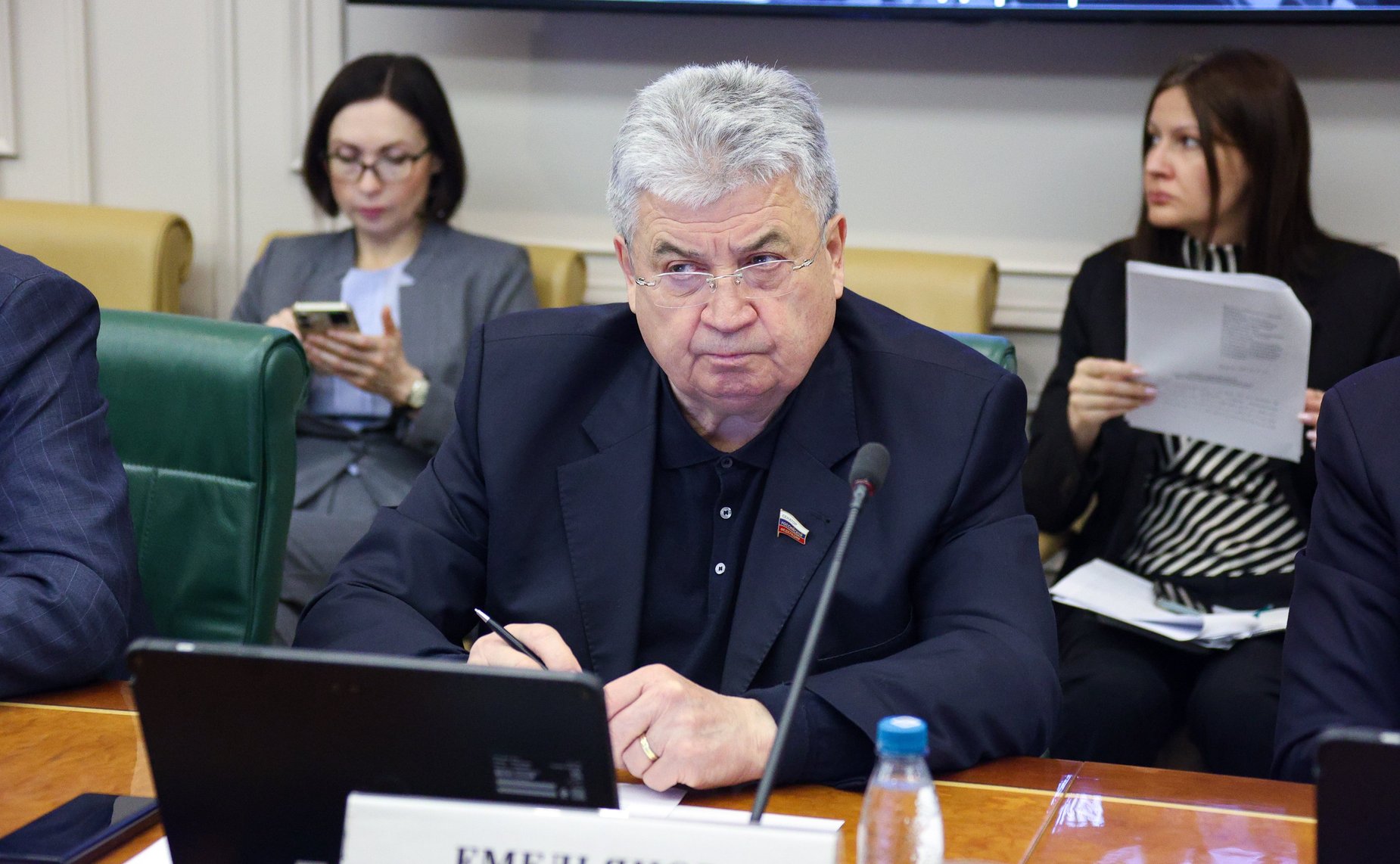 Геннадий Емельянов