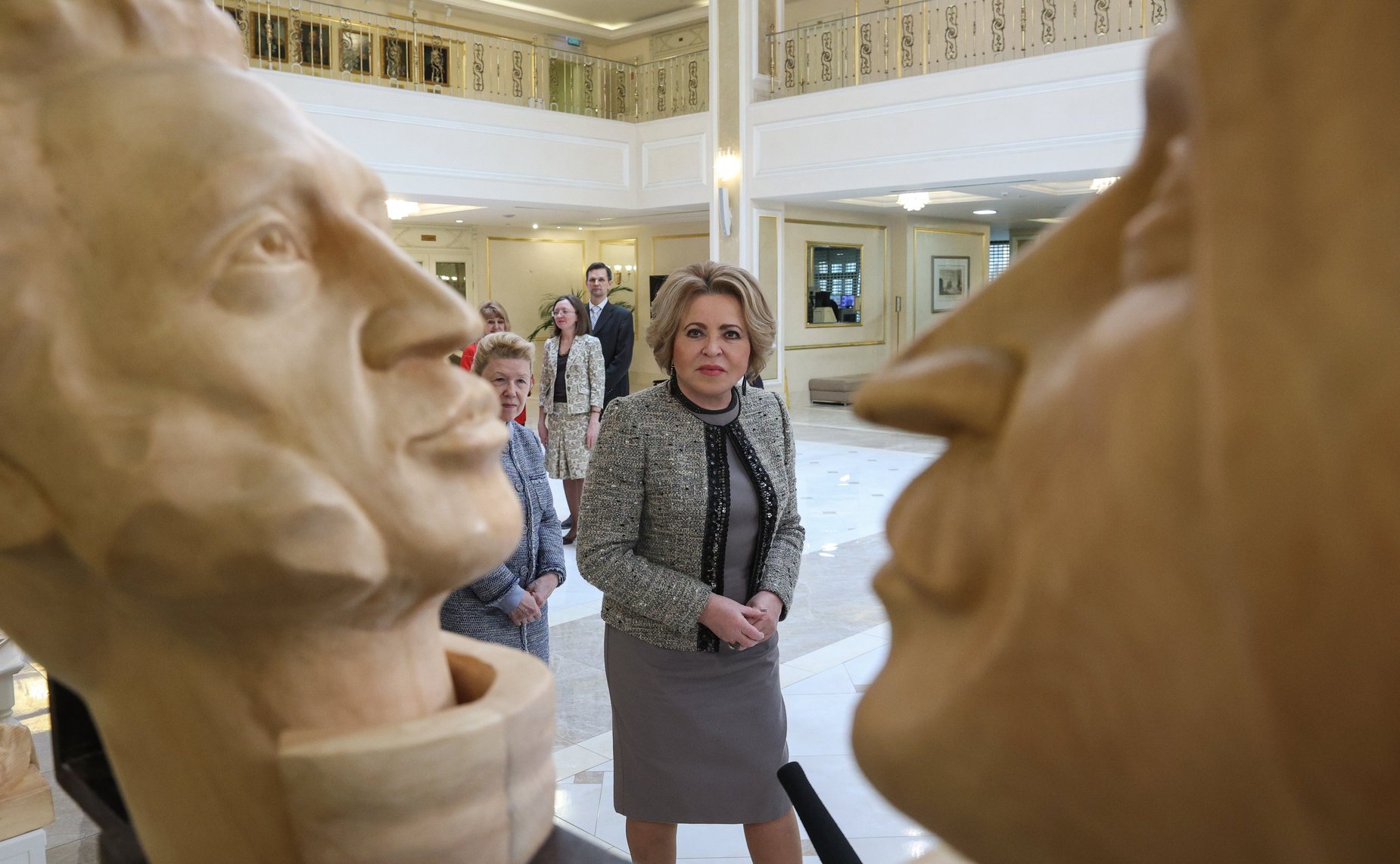 Валентина Матвиенко осмотрела выставку томского скульптора Леонтия Усова «75 – Пространство и Время»