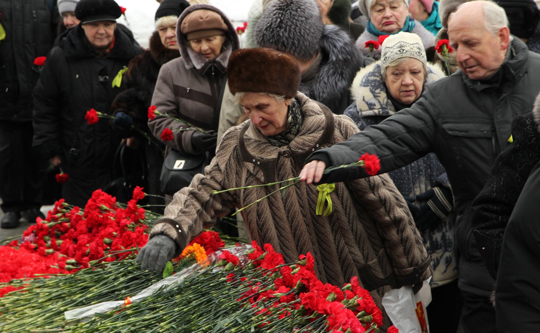 Церемония возложения венков на Пискаревском кладбище по случаю 71-й годовщины снятия блокады Ленинграда