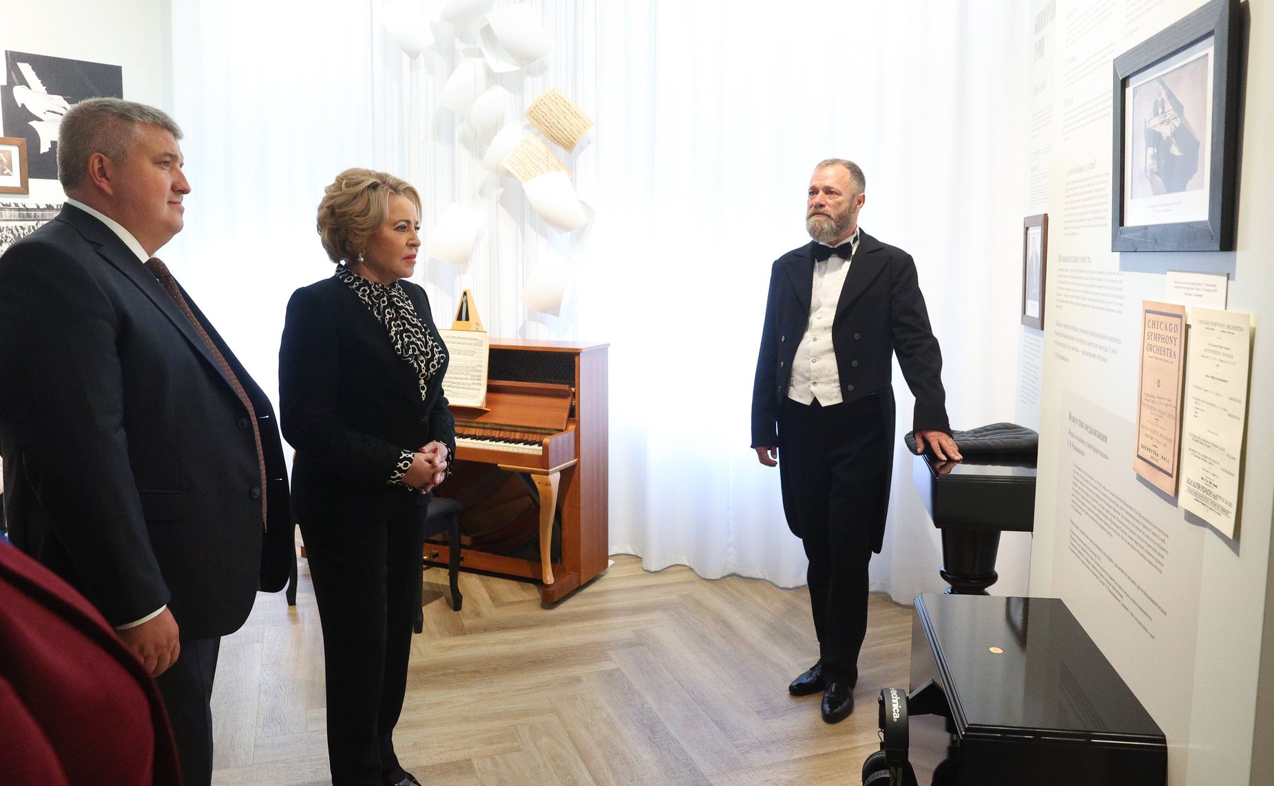 В рамках работы Х Парламентского форума «Историко-культурное наследие России» в Великом Новгороде Валентина Матвиенко посетила детскую общеобразовательную школу имени Г.Р. Державина и Дом музыки имени С.В. Рахманинова