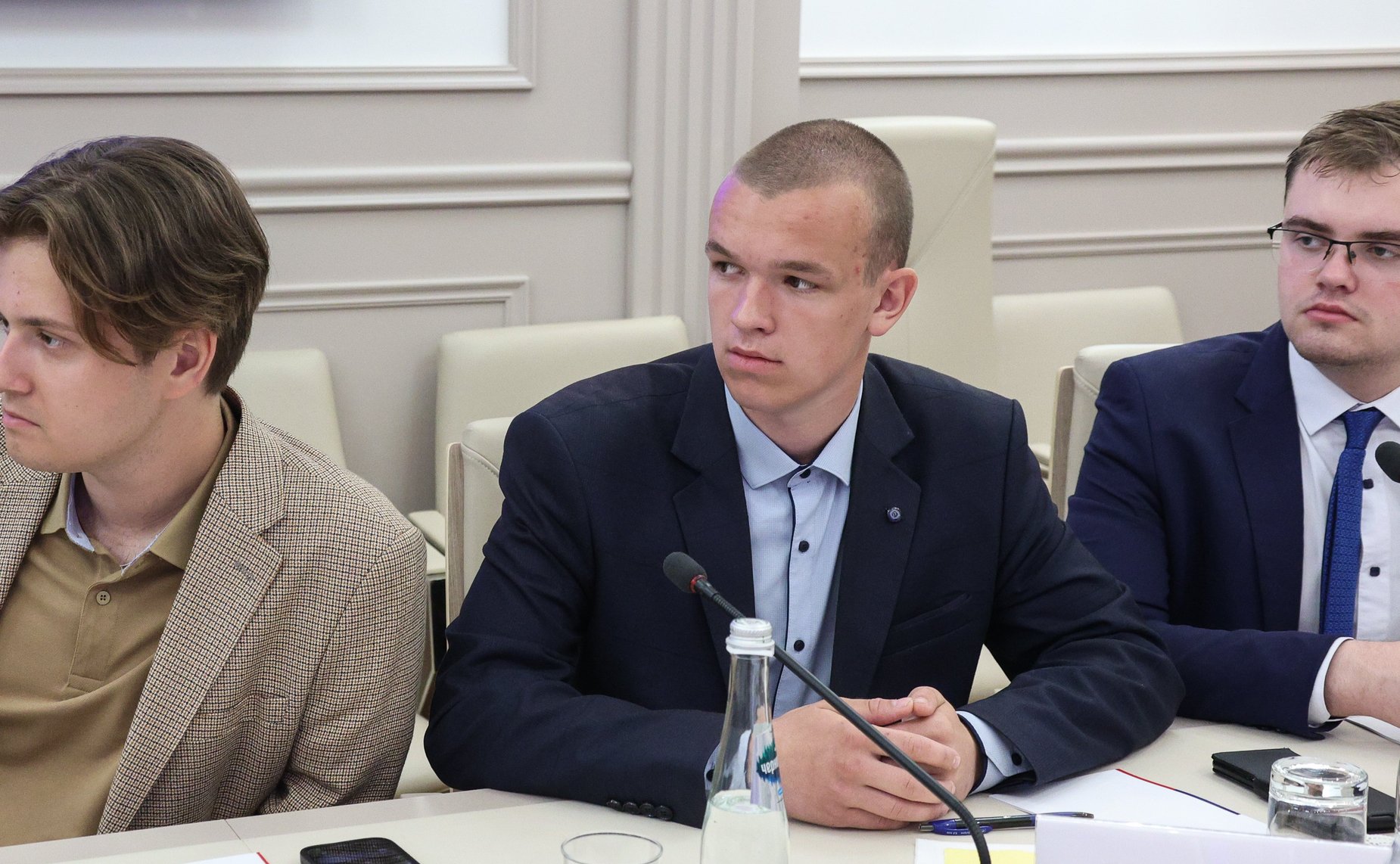 Встреча заместителя Председателя Совета Федерации Юрия Воробьева с членами Дискуссионного клуба Молодежного парламента Законодательного Собрания Вологодской области