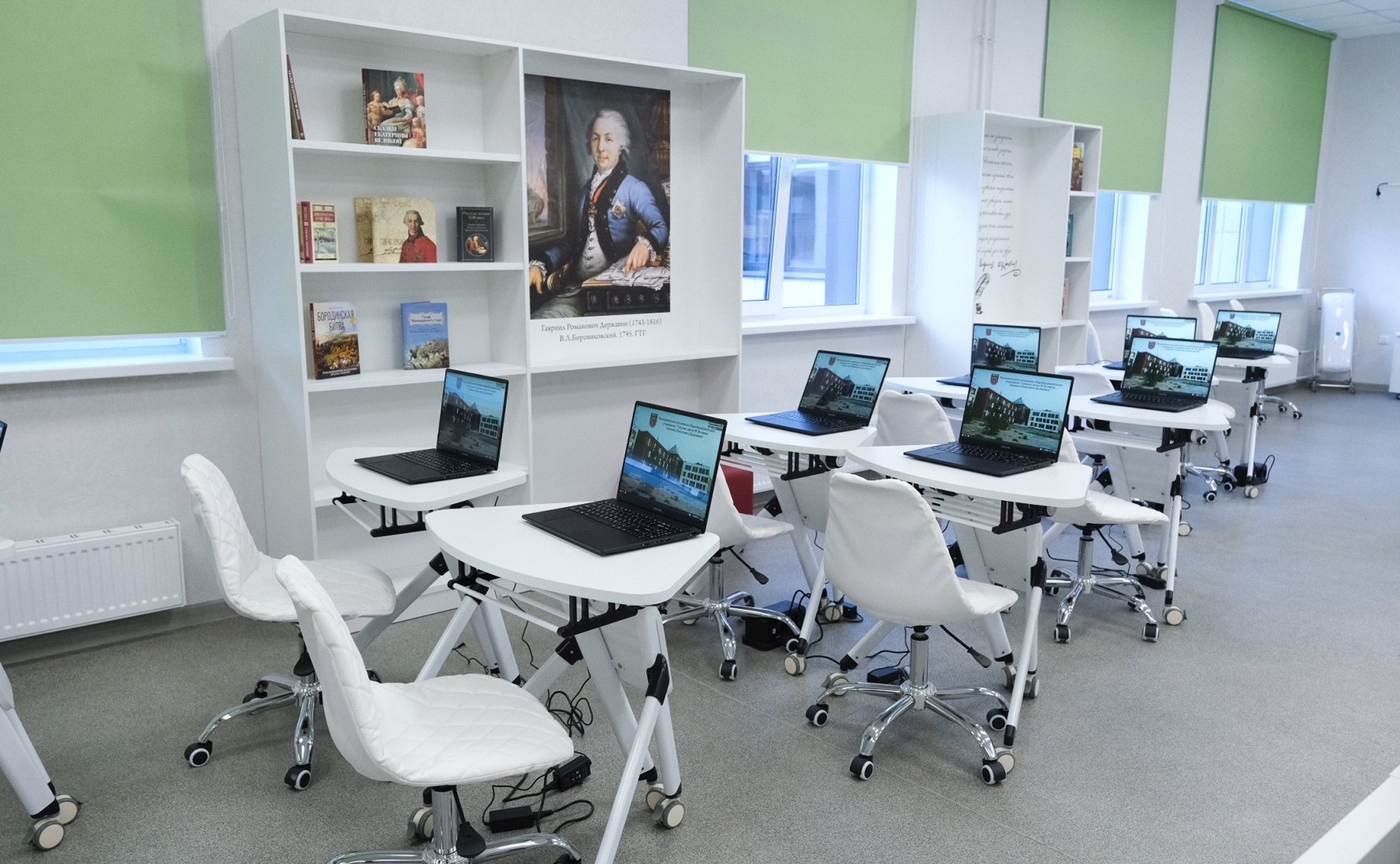 В рамках работы Х Парламентского форума «Историко-культурное наследие России» в Великом Новгороде Валентина Матвиенко посетила детскую общеобразовательную школу имени Г.Р. Державина и Дом музыки имени С.В. Рахманинова