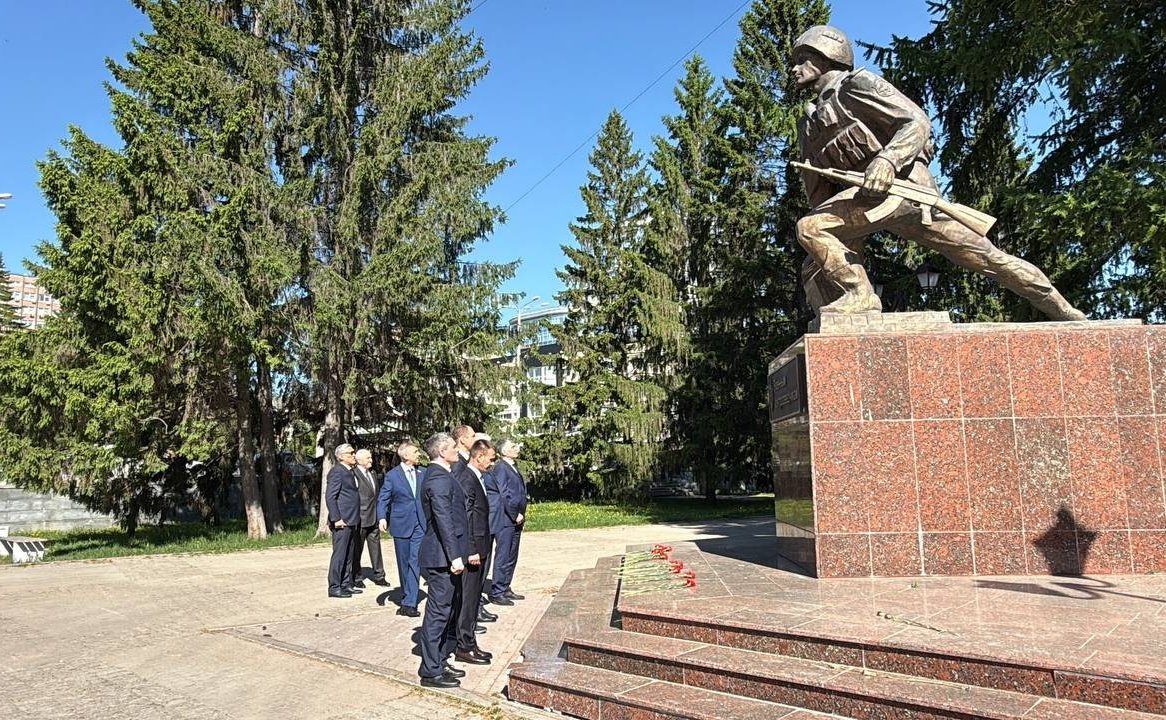 В г. Екатеринбурге сенаторы РФ провели церемонии возложения цветов к Широкореченскому военно-мемориальному комплексу, посвященному погибшим в Великой Отечественной войне, а также к военно-мемориальному комплексу «Черный тюльпан»