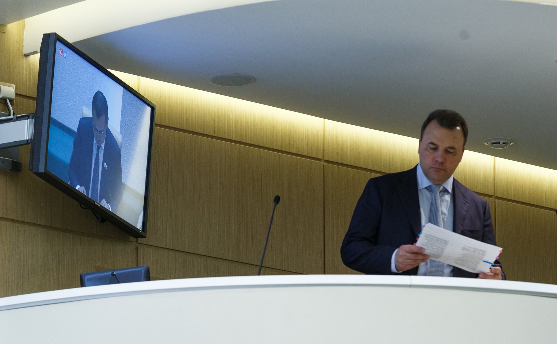 Полномочный представитель Президента России в Совете Федерации Артур Муравьев