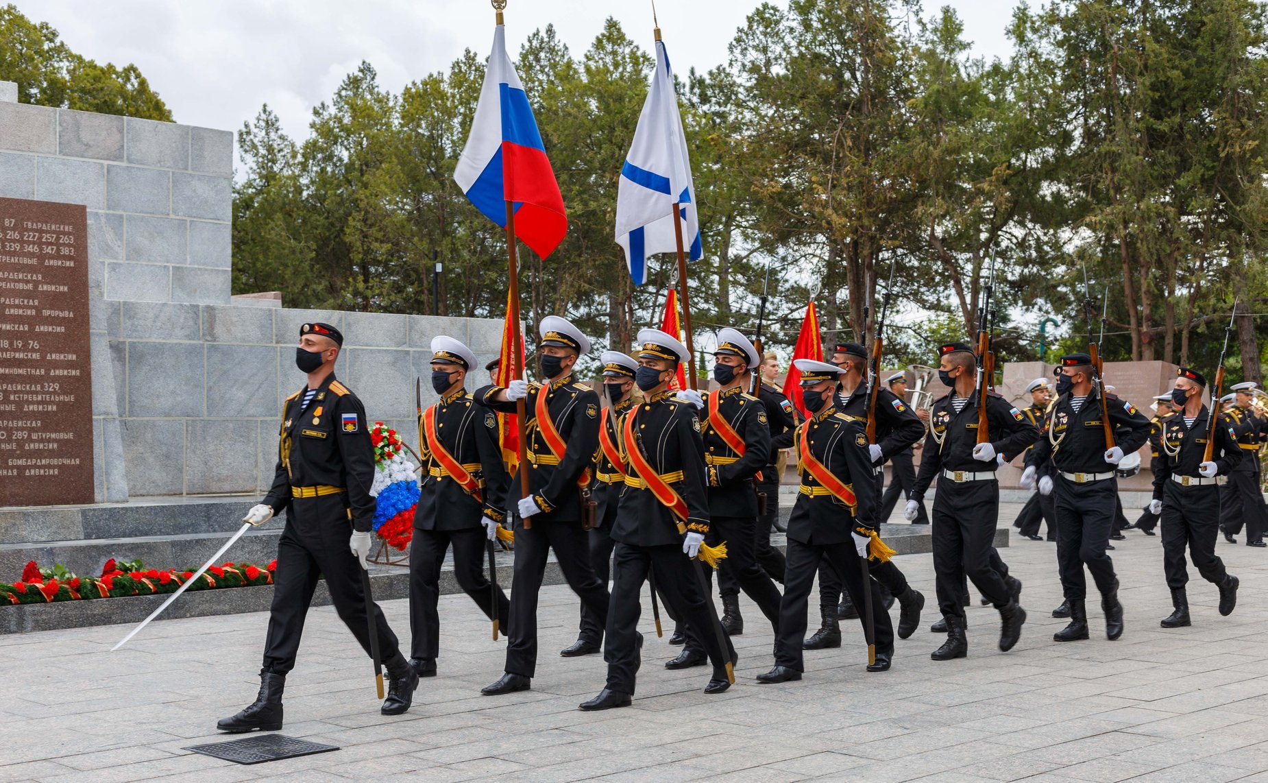 Е. Алтабаева и В. Куликов приняли участие в возложении цветов к обелиску Славы на Сапун-горе