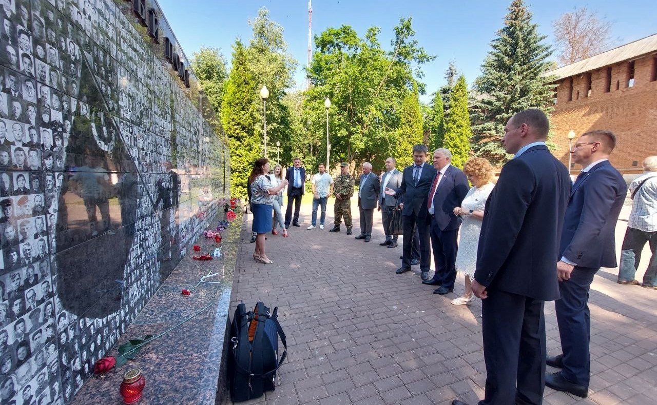 В городе-герое Смоленске Комитет Совета Федерации по Регламенту и организации парламентской деятельности организовал участие сенаторов РФ в Акции Памяти и круглый стол на тему «Победа многонациональна»