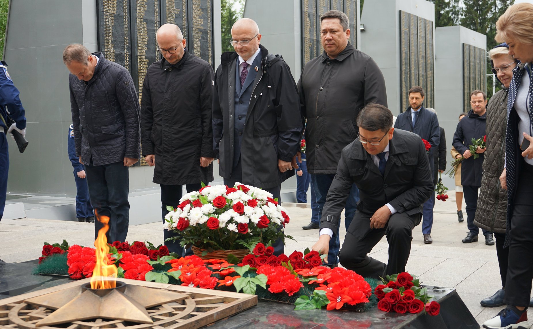 Сенаторы приняли участие в церемонии возложения цветов к Вечному огню на мемориальном комплексе «Парк Победы» в городе Горно-Алтайске, а также к памятнику воинам-землякам, погибшим в локальных войнах и вооруженных конфликтах