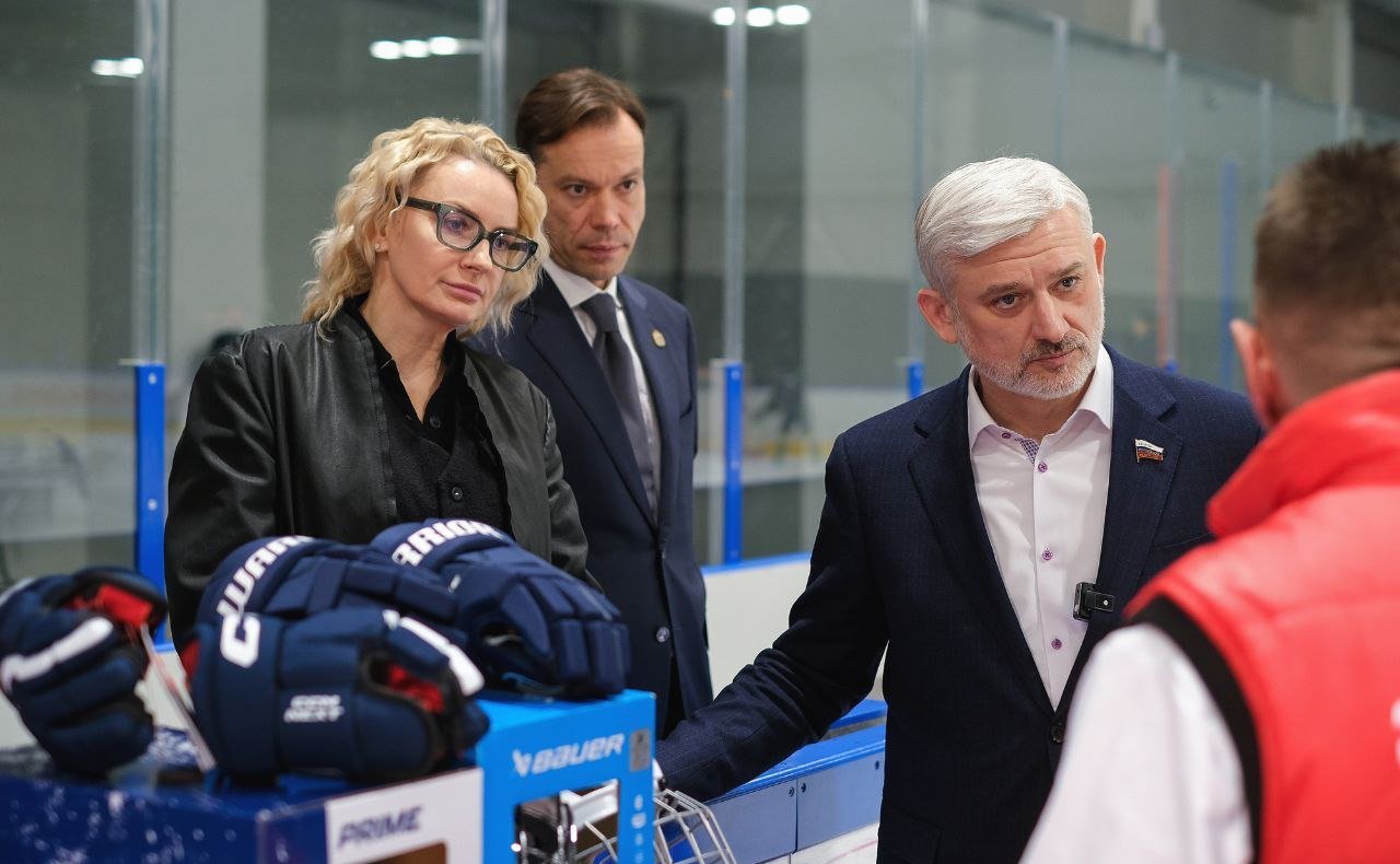 Сенатор Евгений Дитрих и Губернатор Новгородской области 
Александр Дронов встретились с хоккейной юношеской командой «Йети»