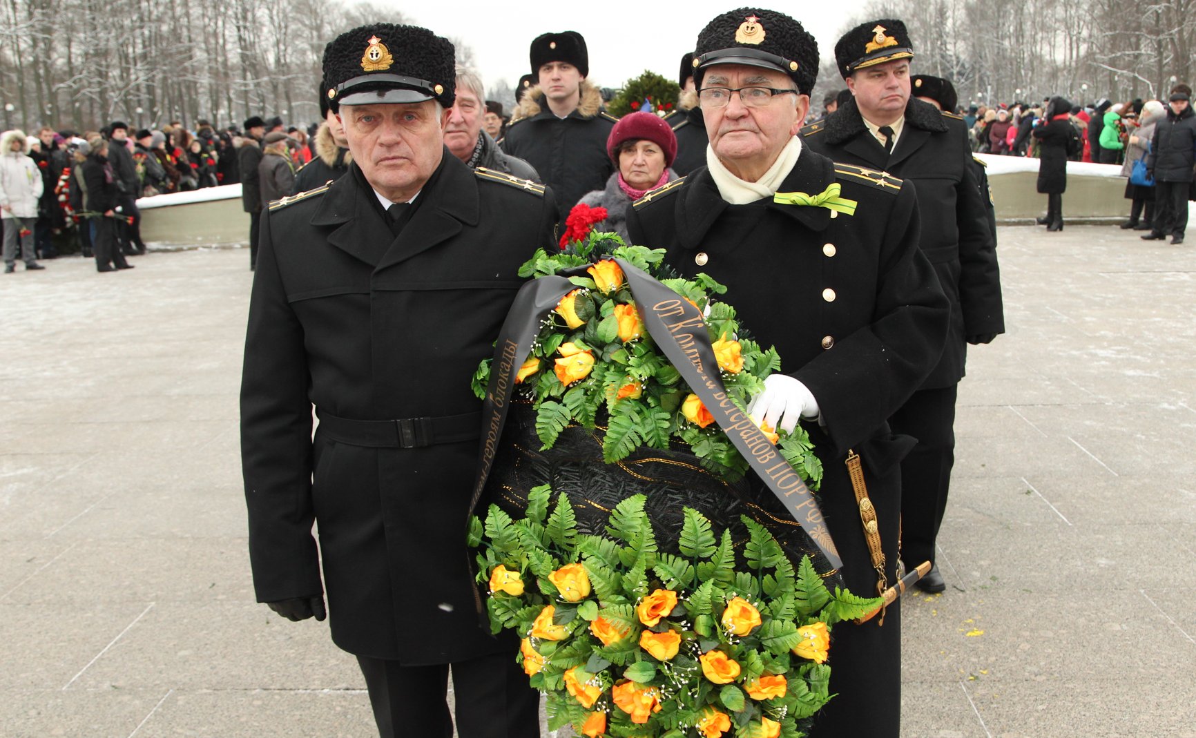Церемония возложения венков на Пискаревском кладбище по случаю 71-й годовщины снятия блокады Ленинграда