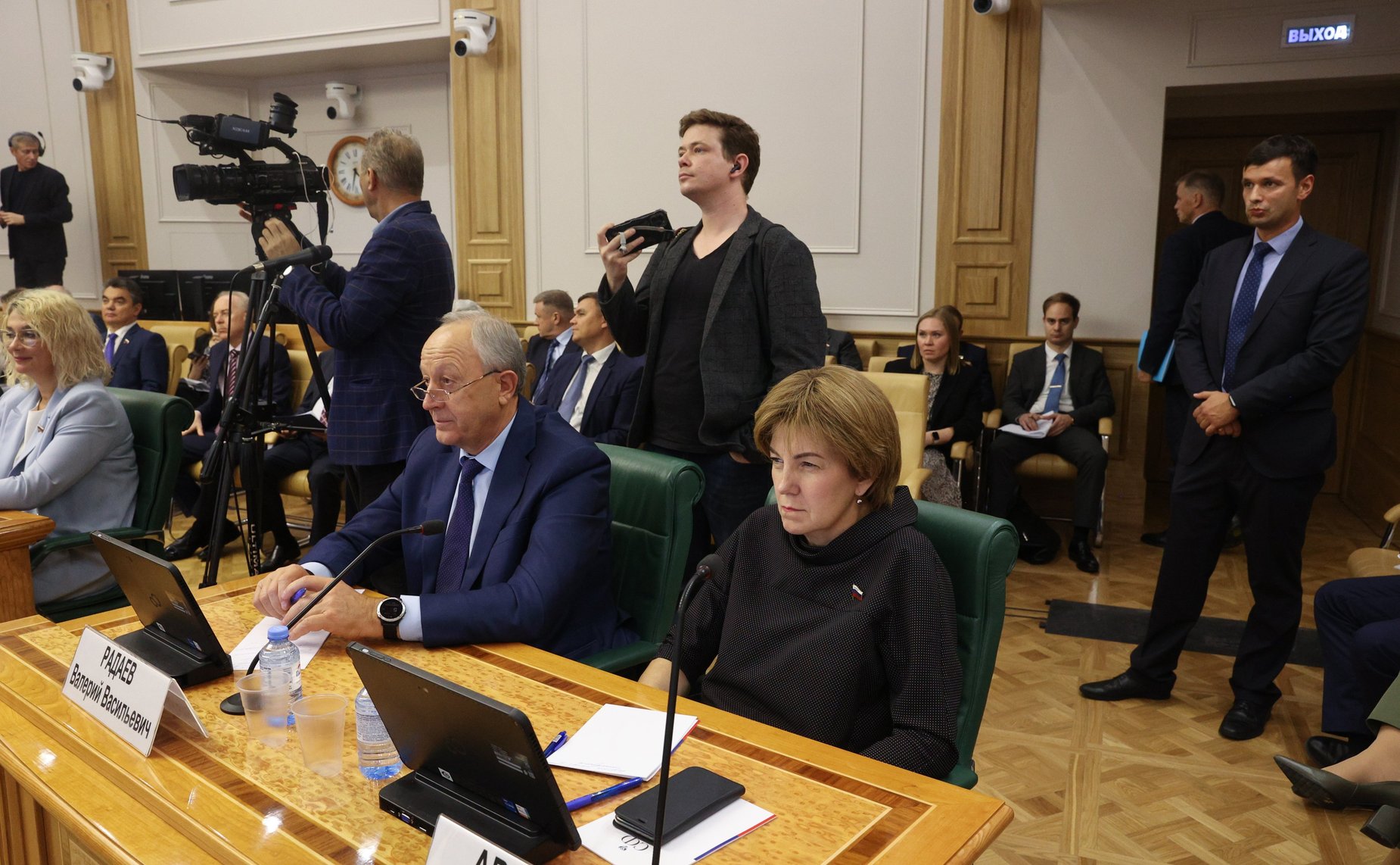 Встреча сенаторов Российской Федерации с Министром строительства и жилищно-коммунального хозяйства РФ Иреком Файзуллиным в формате открытого диалога