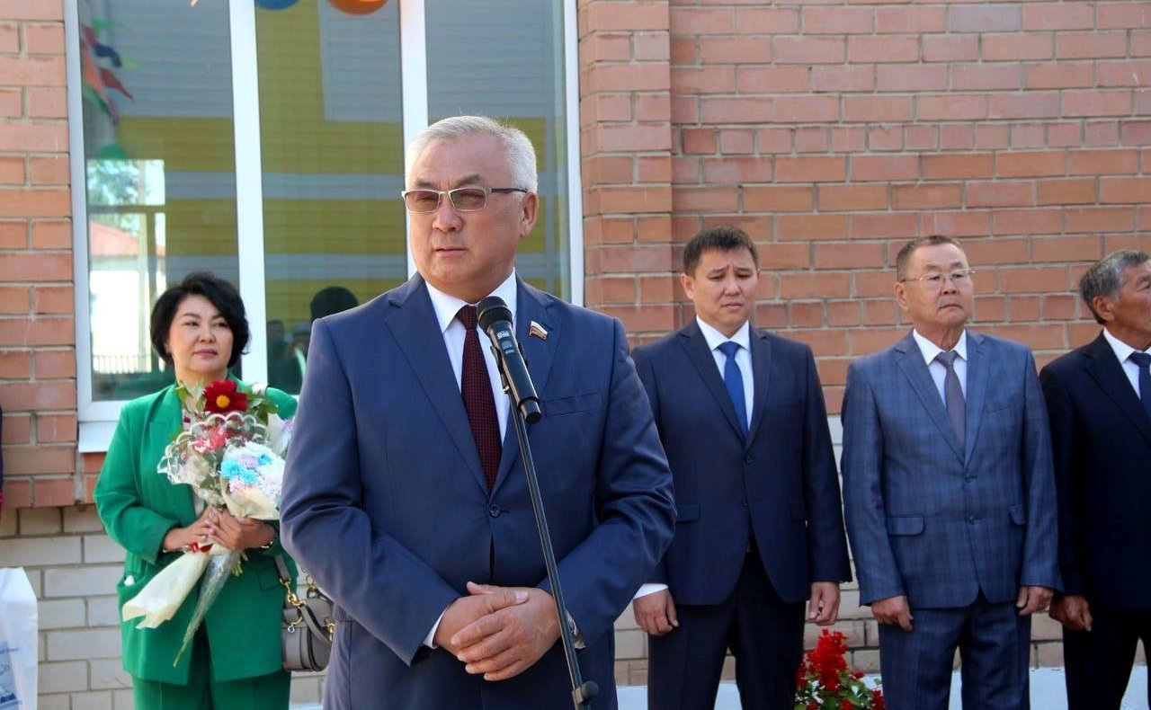 Баир Жамсуев в ходе работы в регионе посетил Могойтуйскую среднюю школу №1 им. В.Р. Гласко, открывшуюся в День знаний — 1 сентября — после капитального ремонта