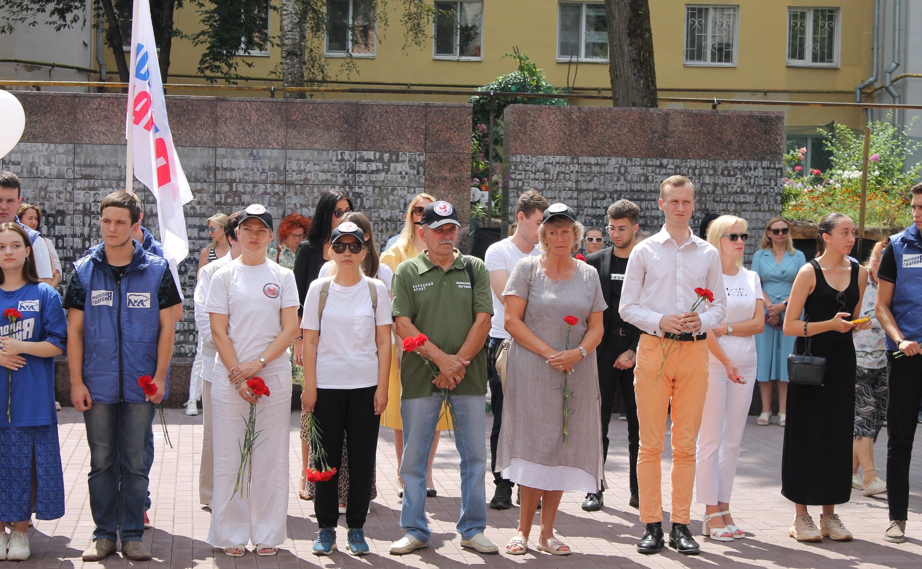 Руслан Смашнев и Артем Малащенков возложили цветы в память о детях, ставших жертвами вооруженной агрессии киевского режима