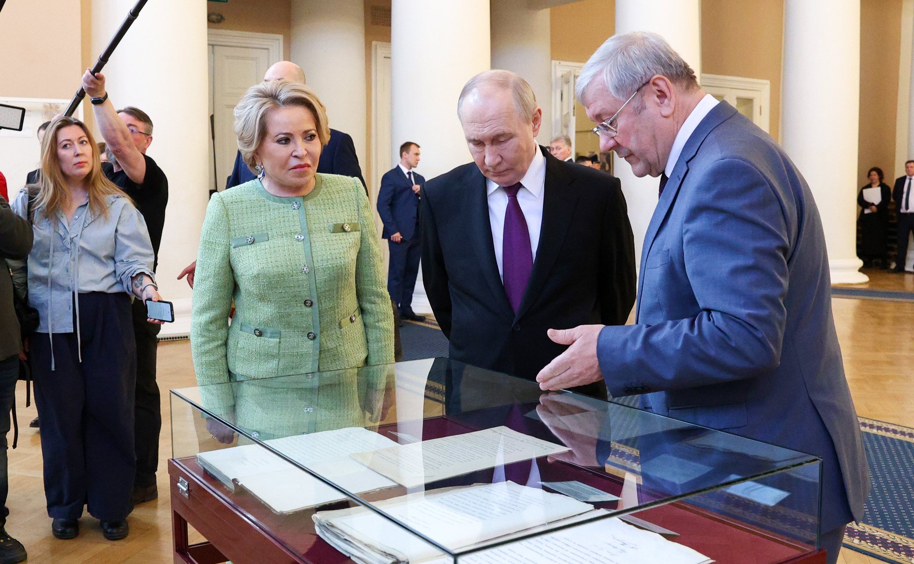 Президент России в Таврическом дворце осмотрел выставку архивных документов, приуроченную к 120-летию российского парламентаризма