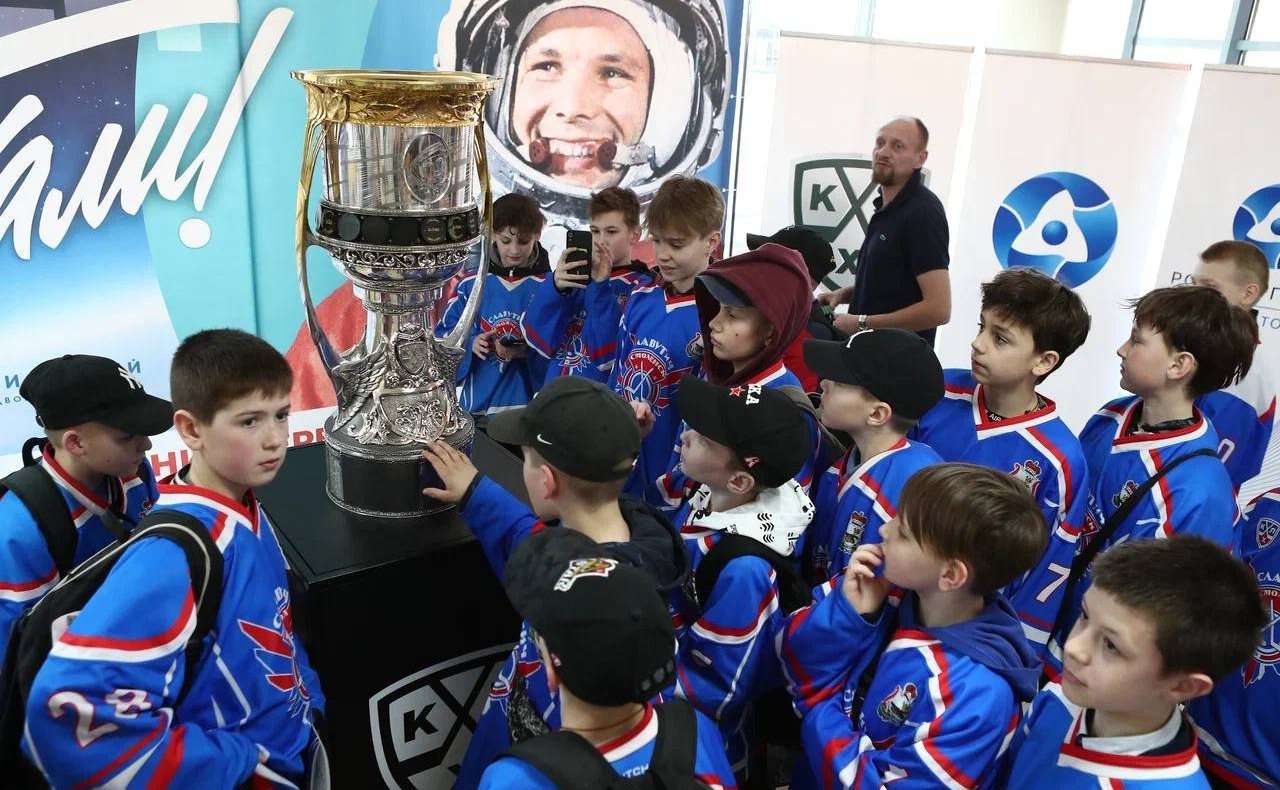 Руслан Смашнёв принял участие в церемонии открытия товарищеского хоккейного матча между командами Белорусского государственного университета физической культуры и Смоленского государственного университета спорта