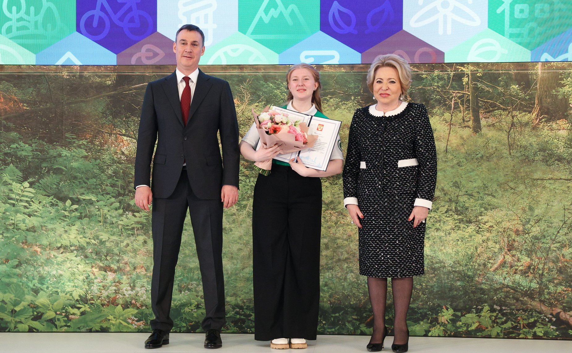 Церемония награждения благодарностями и грамотами Президента Российской Федерации победителей Всероссийской акции субботников «Мы за чистоту». XI Невский международный экологический конгресс