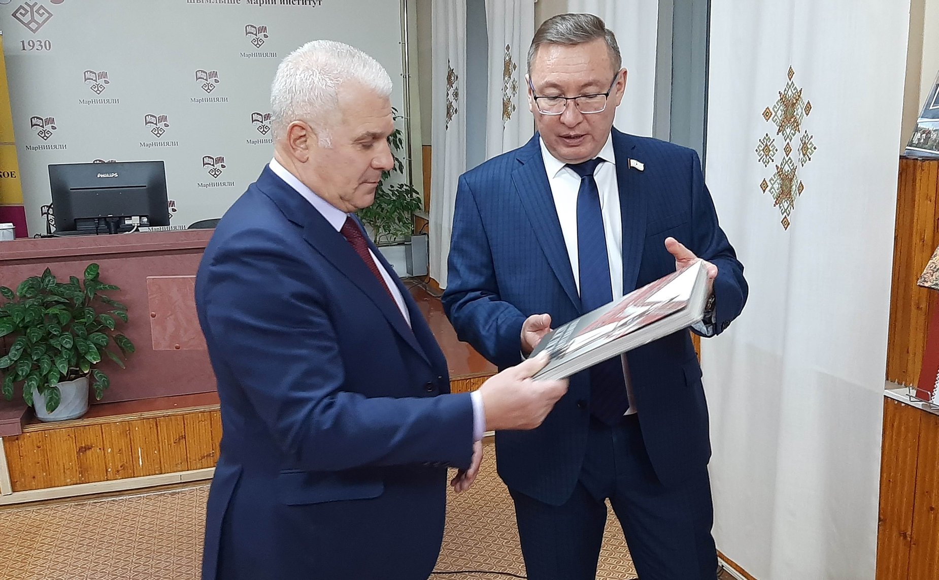 Сергей Мартынов посетил научно-исследовательский институт языка, литературы и истории им. В.М. Васильева