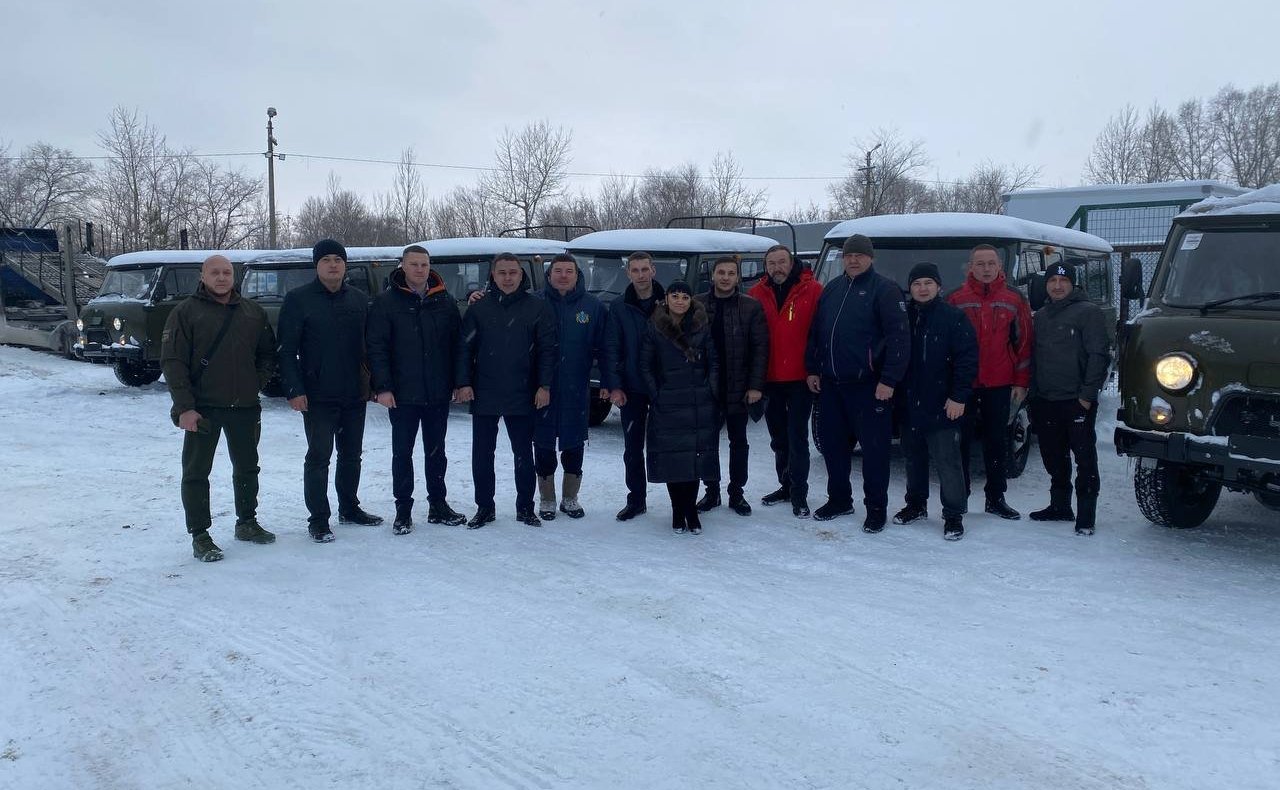 Российским военнослужащим в зону СВО переданы десять автомобилей УАЗ и двадцатитонная партия груза