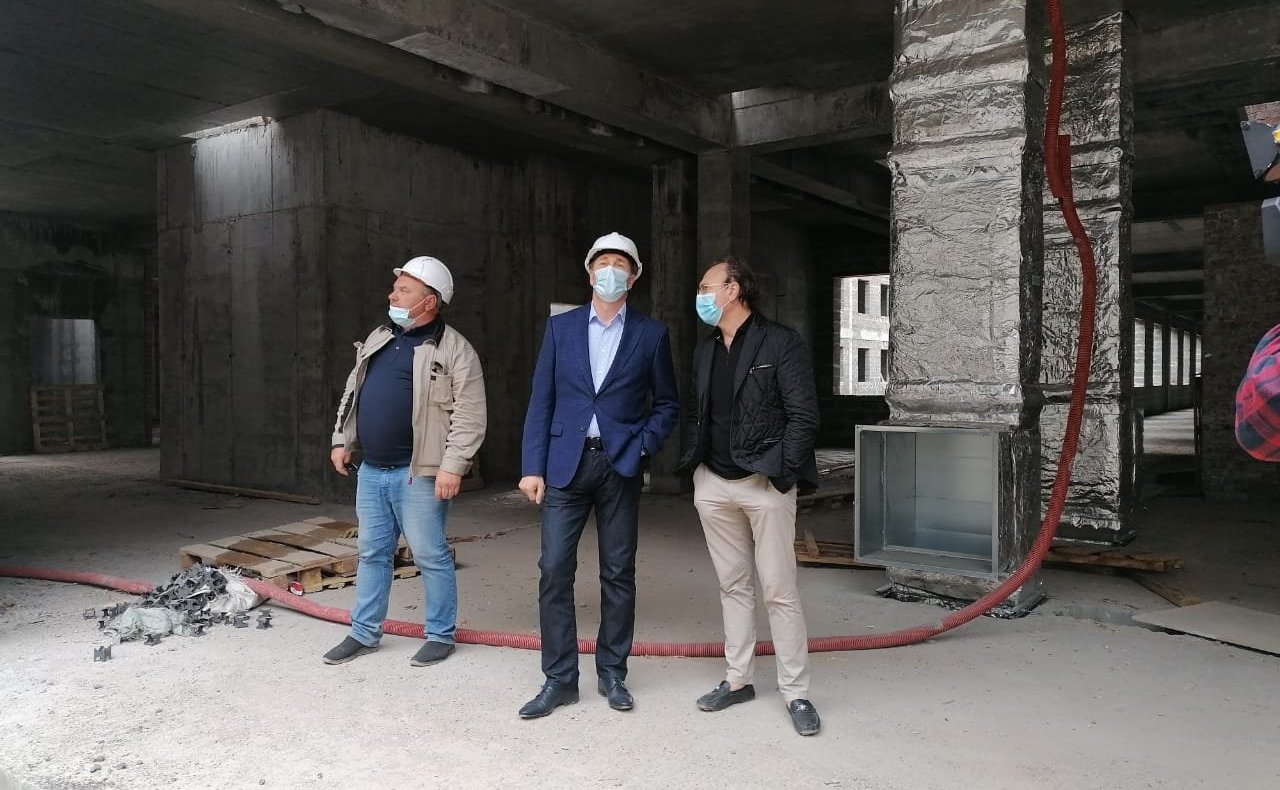 Андрей Шевченко ознакомился с ходом строительства детской больницы и посетил летние детские лагеря в Оренбурге