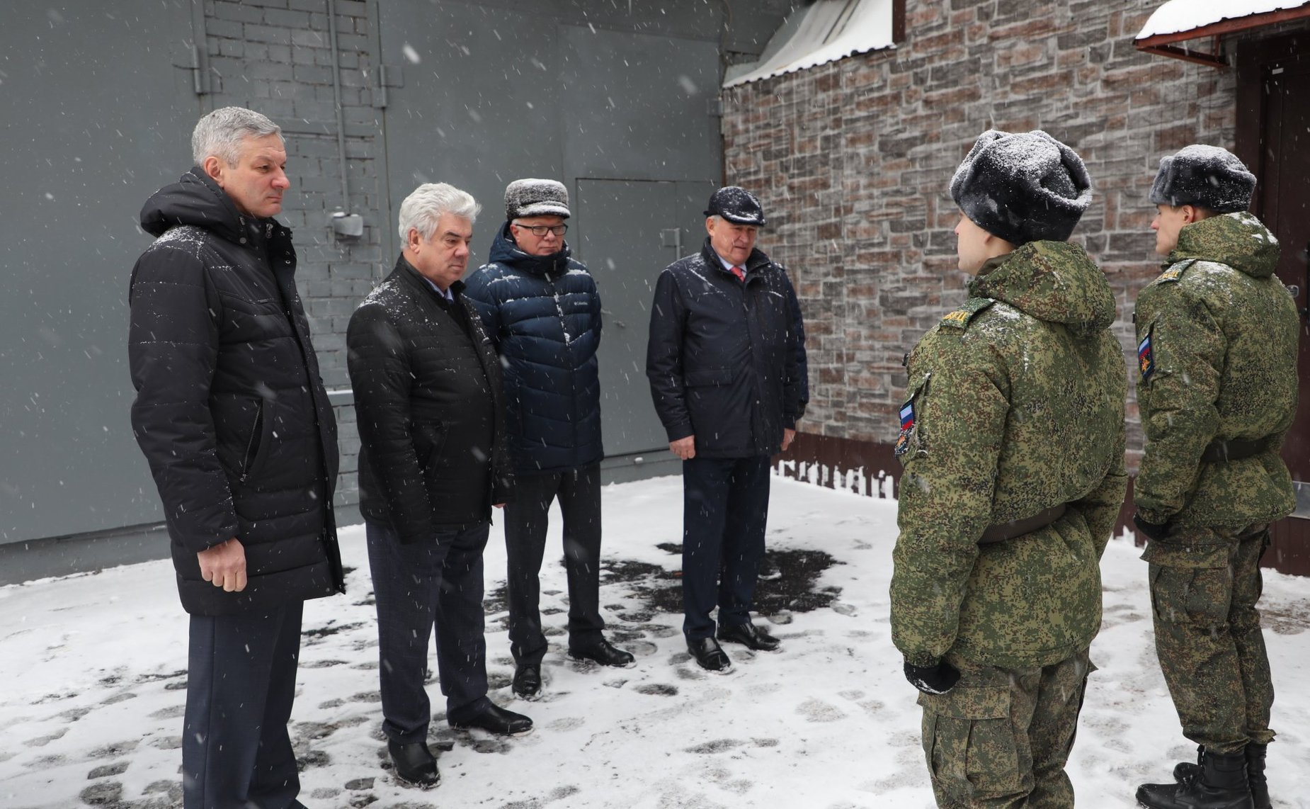 Заместитель Председателя СФ Юрий Воробьев и первый заместитель председателя Комитета СФ по обороне и безопасности Виктор Бондарев провели встречу с курсантами Военного учебного центра Череповецкого государственного университет