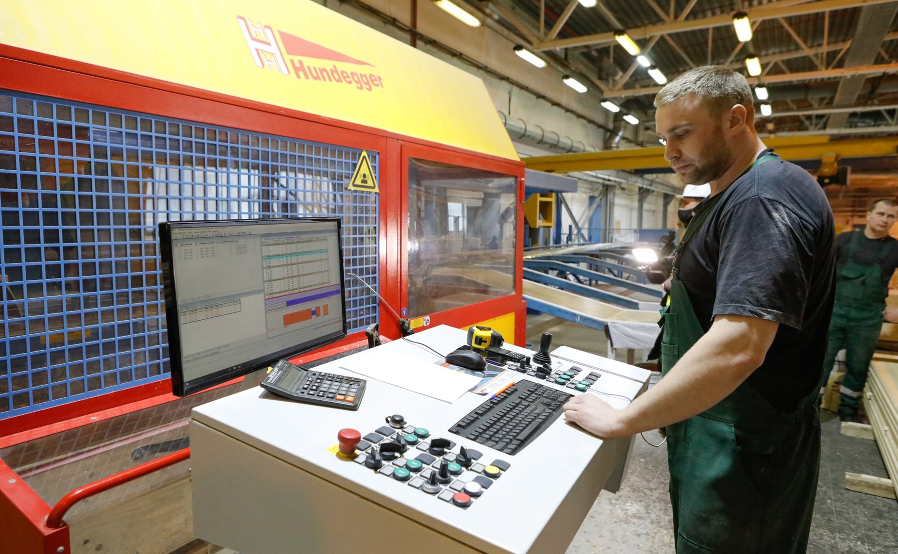 Юрий Воробьев посетил новое предприятие деревообрабатывающей промышленности Вологодской области — завод «Сокол СиЭлТи»