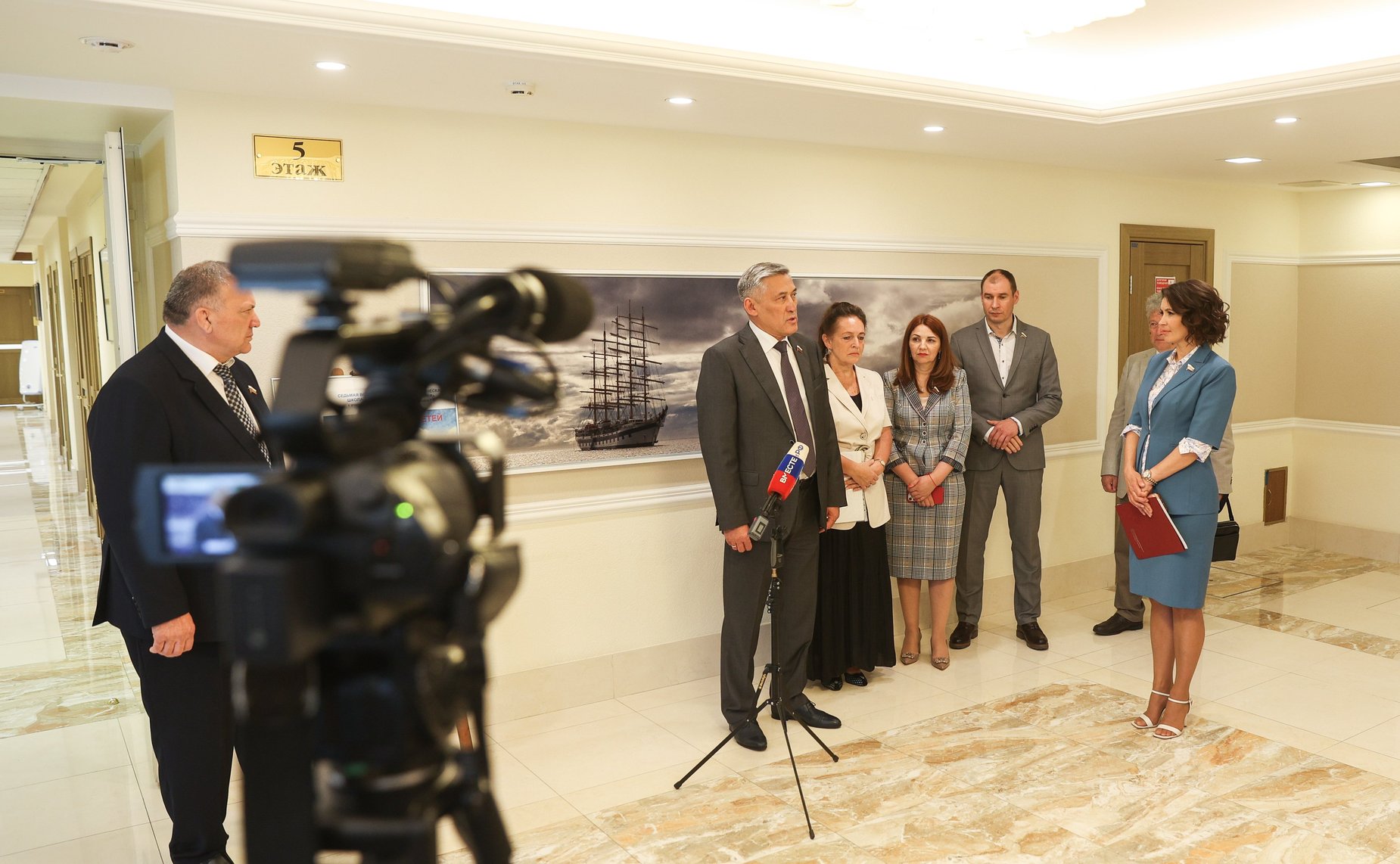 В Совете Федерации открылась ежегодная выставка «Портрет страны сердцами детей»